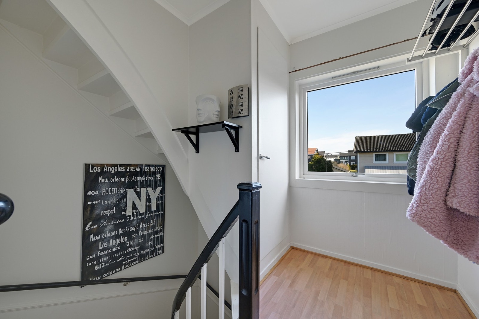 Da har vi tatt trappen opp til 2. etasje Galleribilde