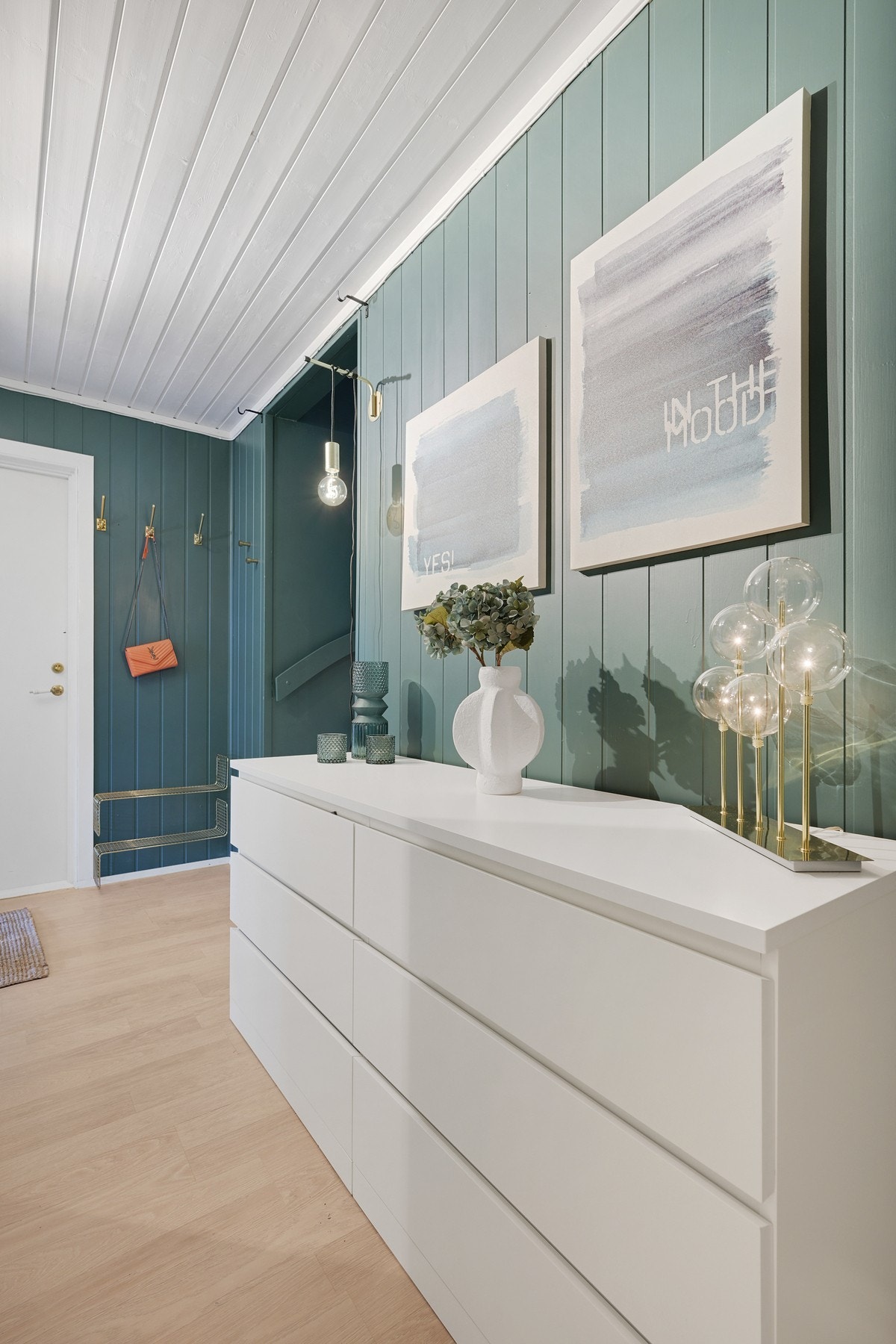 Inngangspartiet er fra baksiden ved garasjen. Vi fortsetter inn i 1. etasje og den romslige entreen Galleribilde