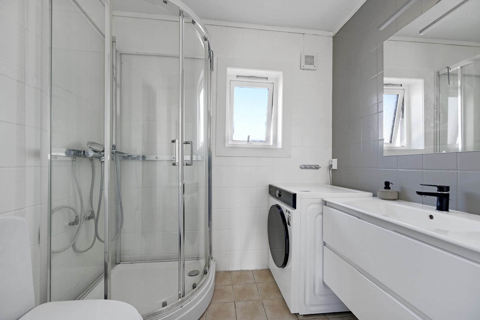 Bad 2. etasje også dette med malte fliser Galleribilde