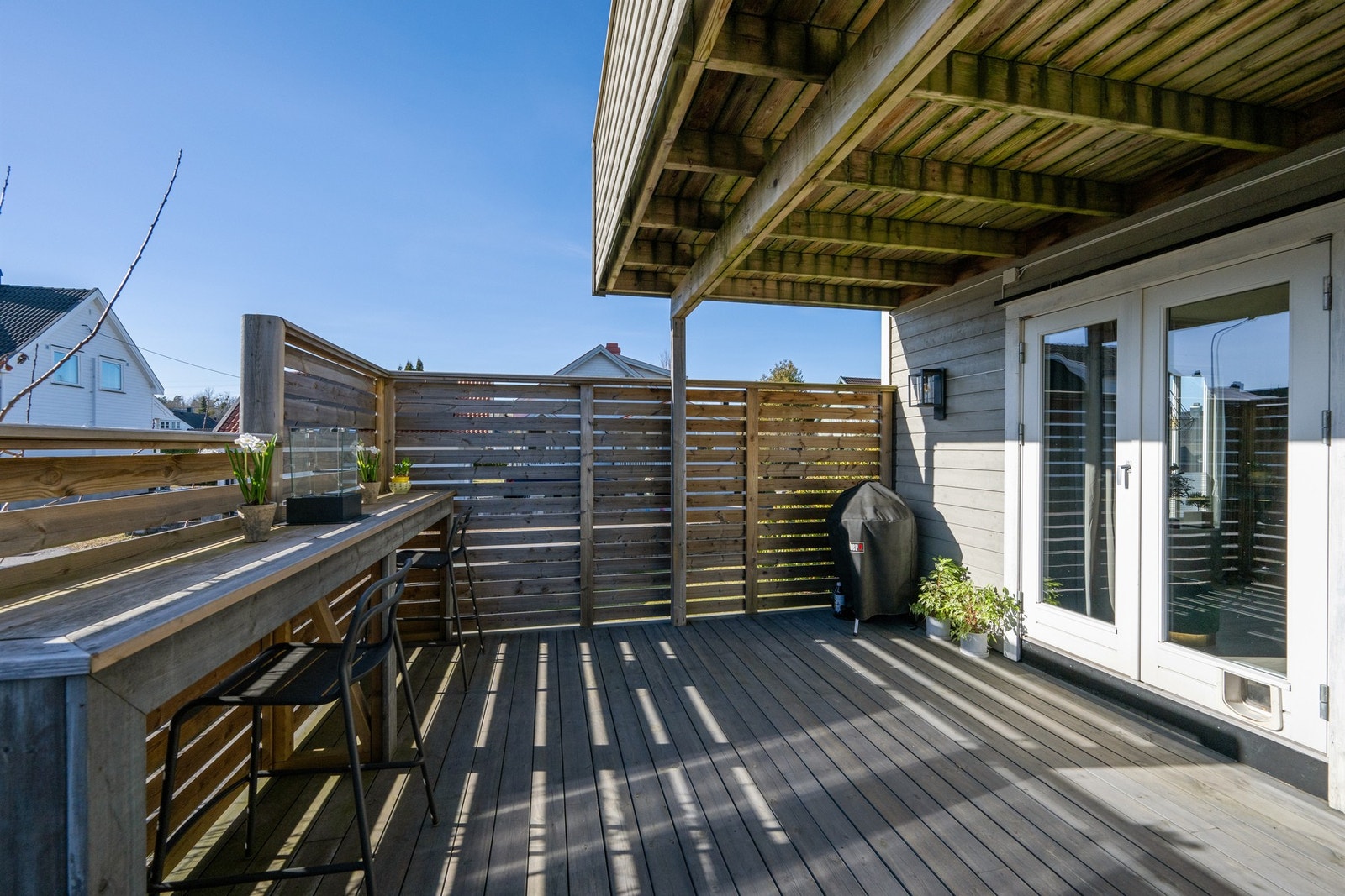 Fra stua er det tofløyet dør ut en stor terrasse mot syd Galleribilde