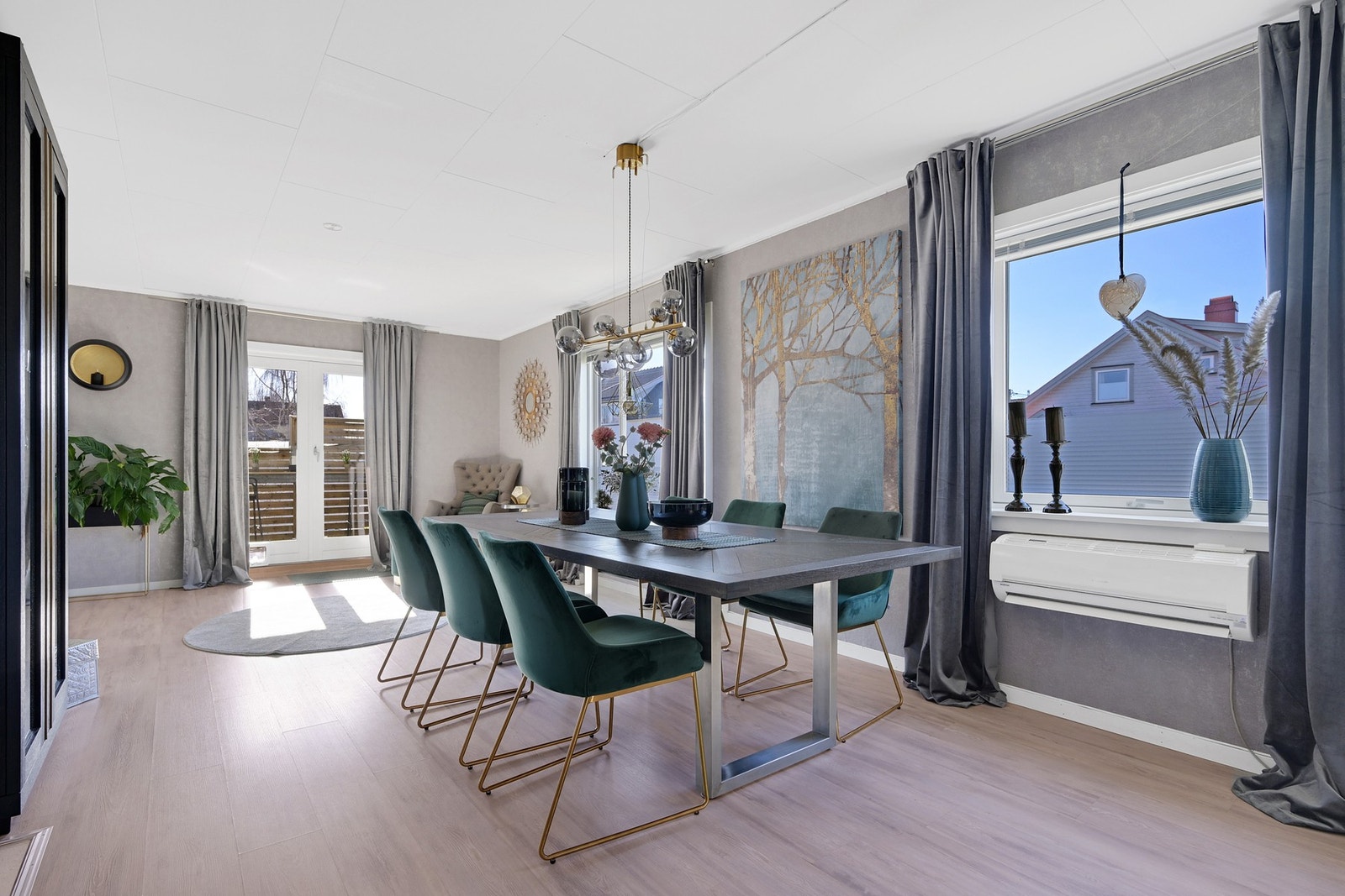 Her er det god plass til langbord/spisestue Galleribilde