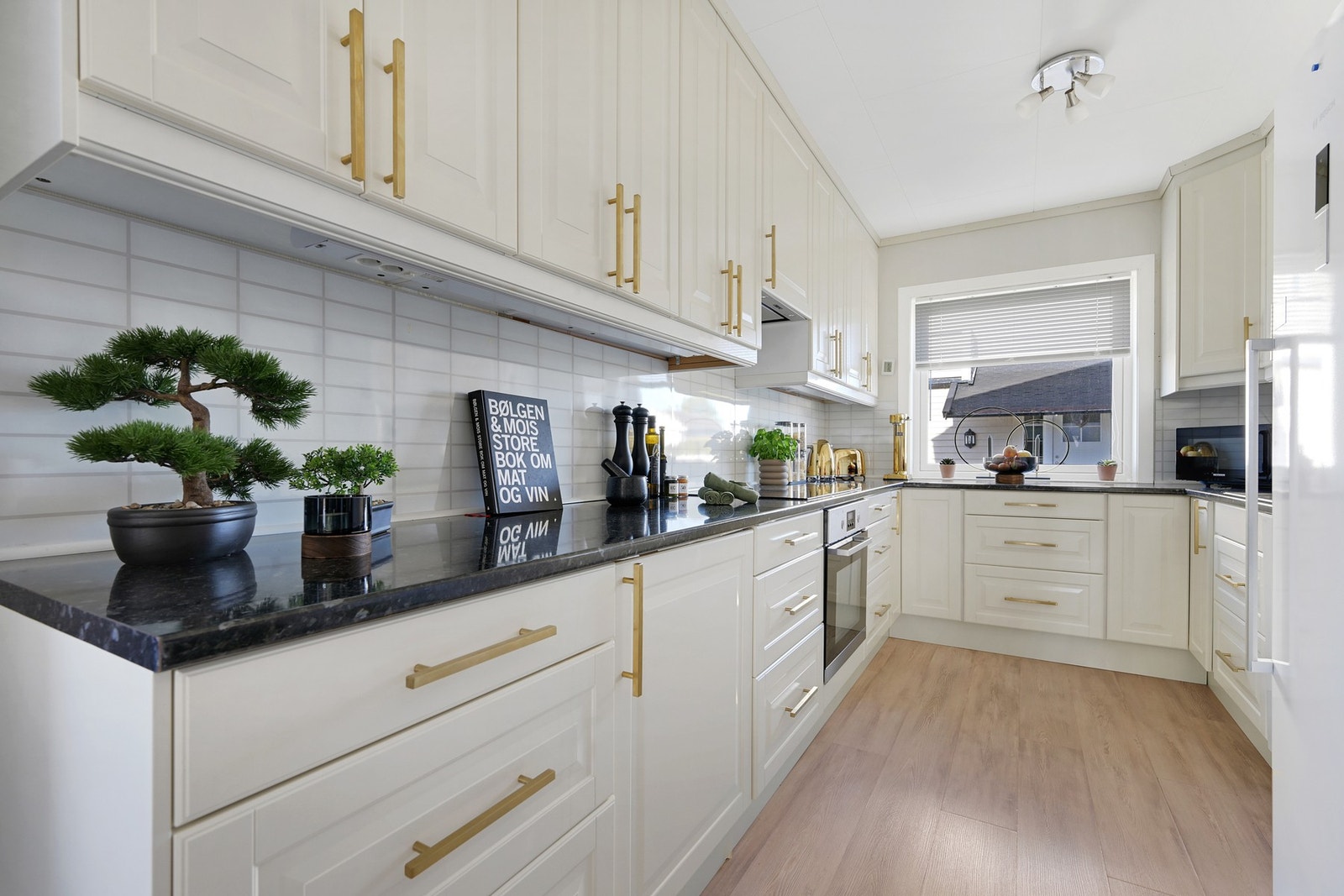 Et praktisk og trivelig kjøkken med masse benkeplass Galleribilde