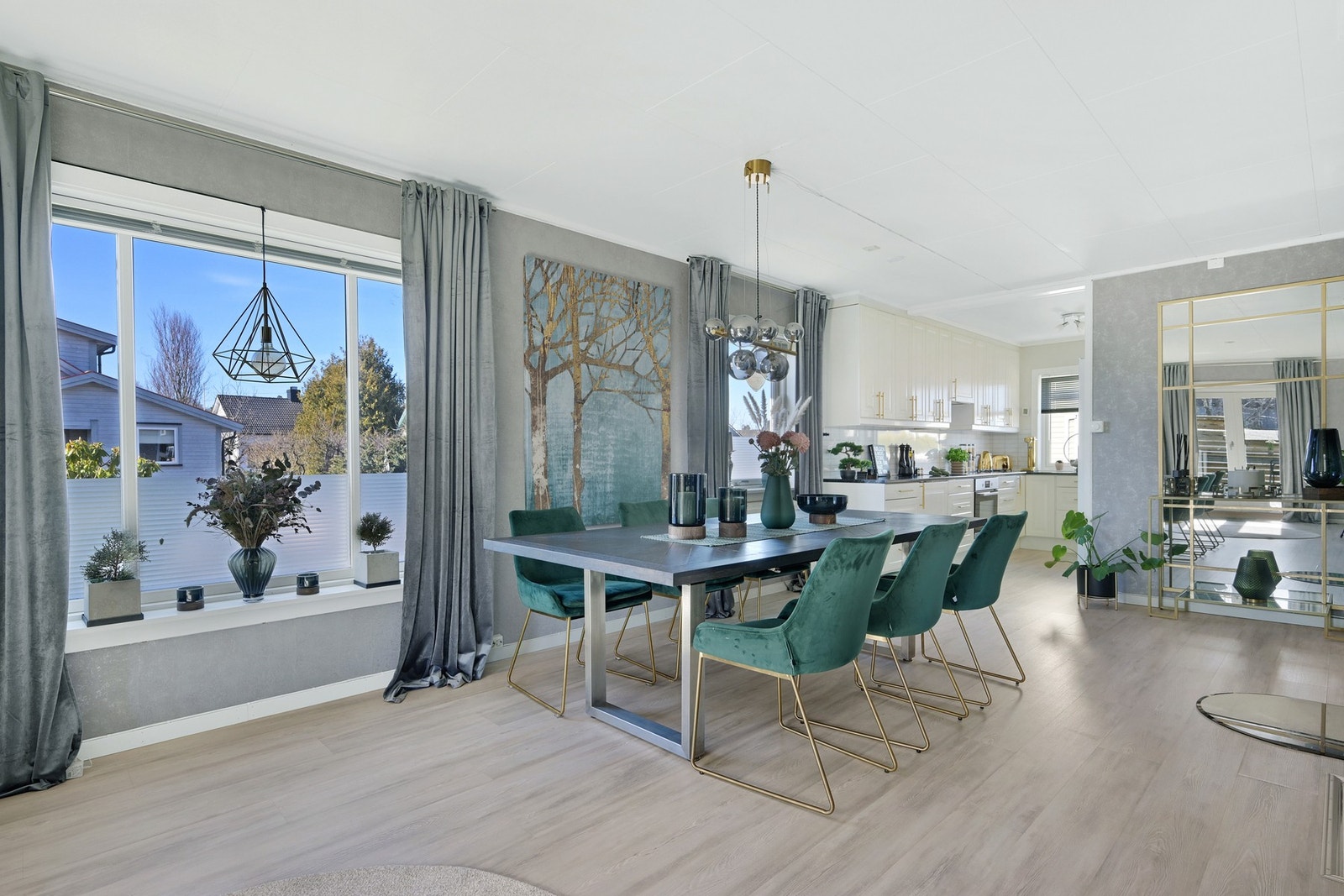 Store vindusflater i stua og åpen løsning mot kjøkkenet Galleribilde