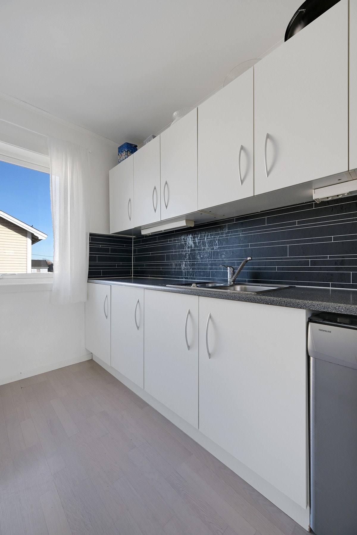 Komfyr og oppvaskmaskin medfølger på kjøkkenet i 2. etasje Galleribilde