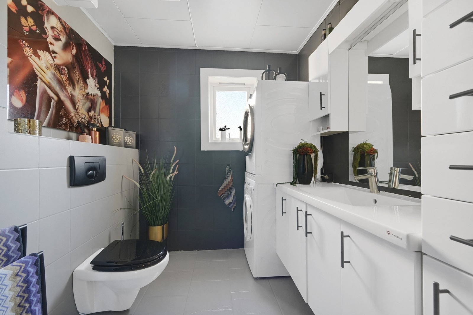 Det er godt med skapplass på badet Galleribilde