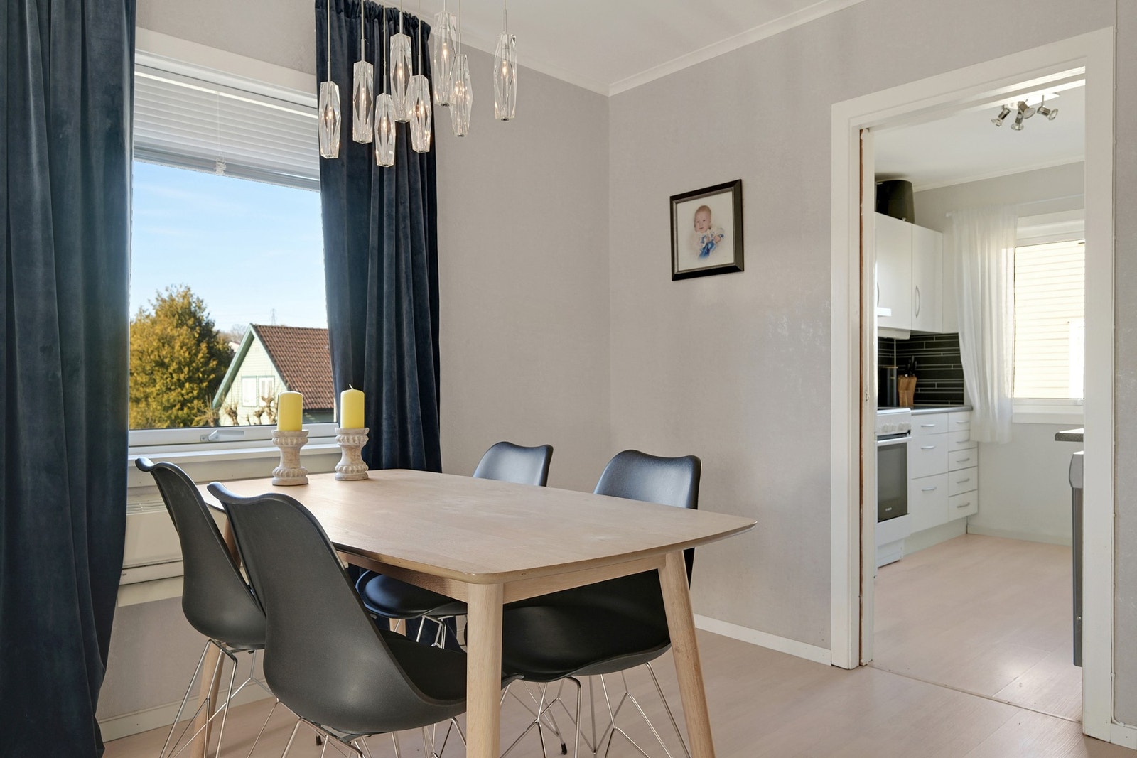 Kort vei fra spisestua og til kjøkkenet Galleribilde