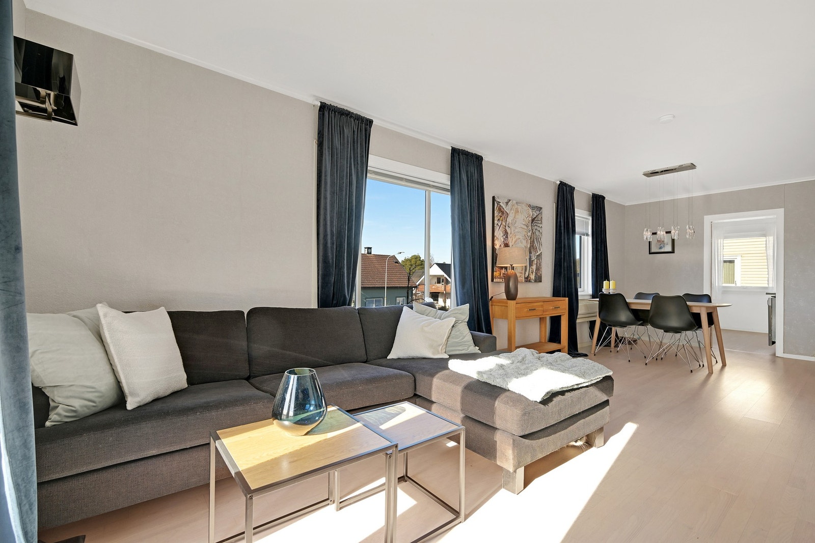 Stue med god plass for både spisestue og sofa Galleribilde