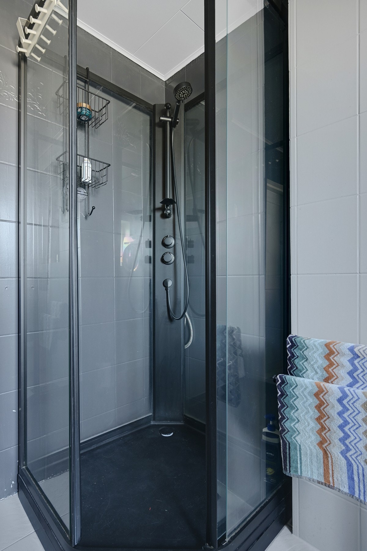 Nyere dusjkabinett på begge badene Galleribilde