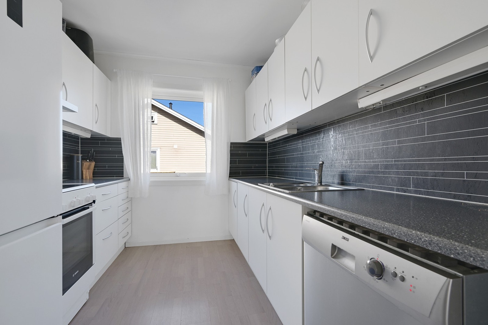 Lys innredning også på dette kjøkkenet Galleribilde