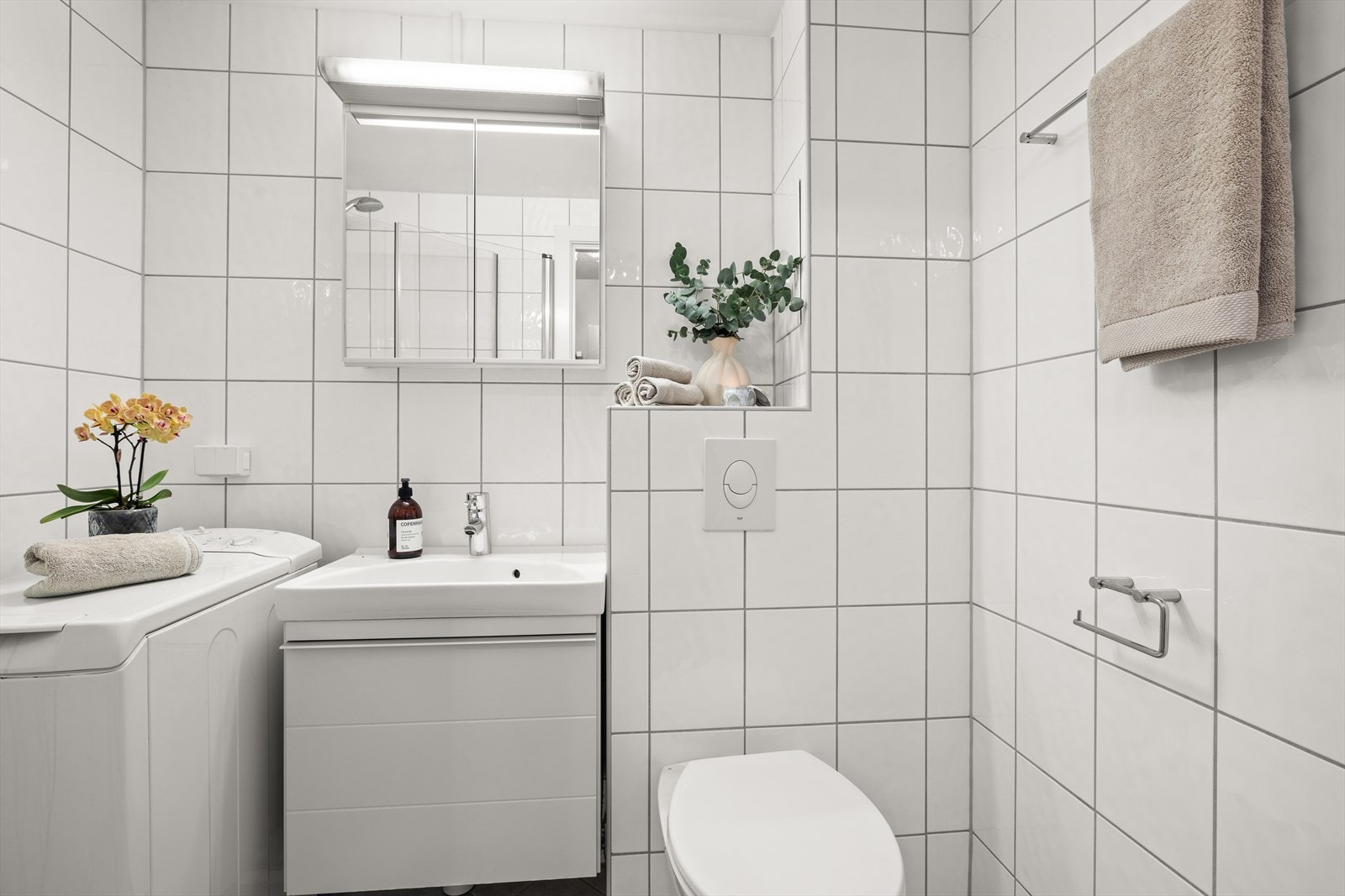 Lyst flislagt baderom pusset opp i 2011 regi av borettslaget. Galleribilde