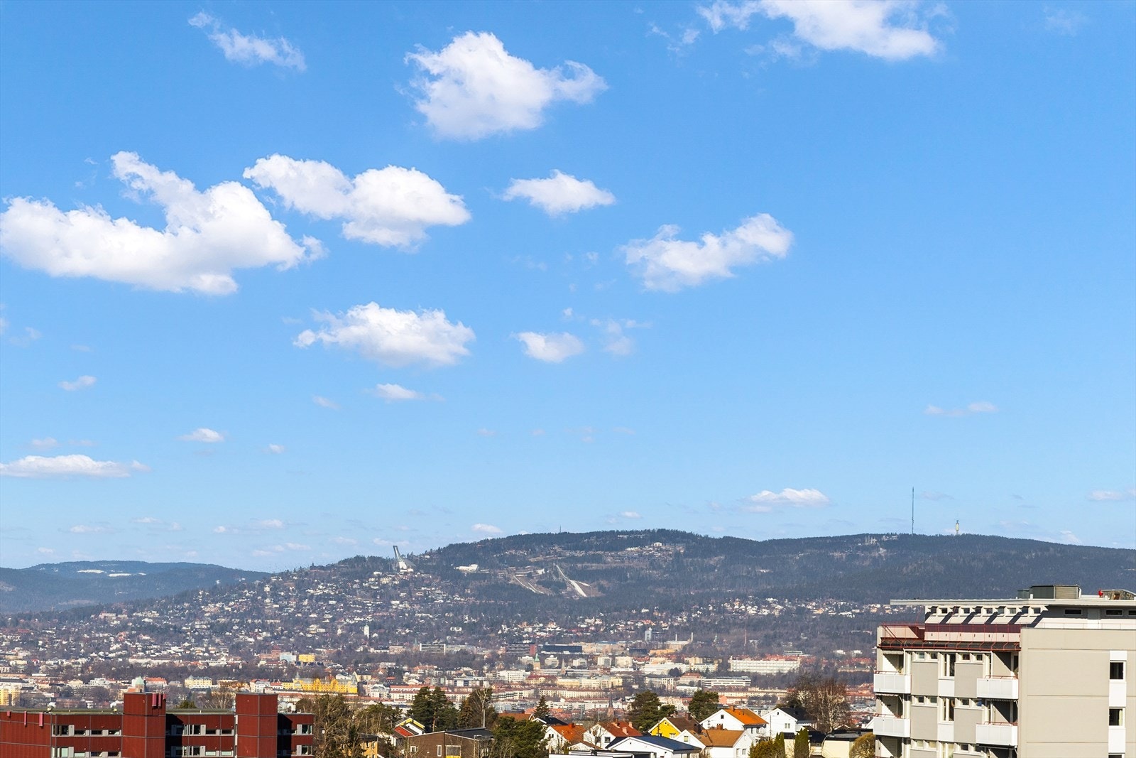 Leiligheten ligger høyt til med fantastisk utsikt. Galleribilde