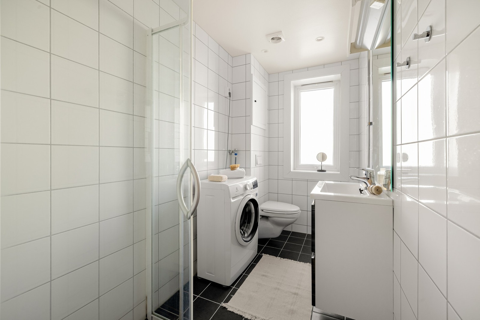 Badet er fra 2018 og er helfliset med varmekabler i gulv. Galleribilde