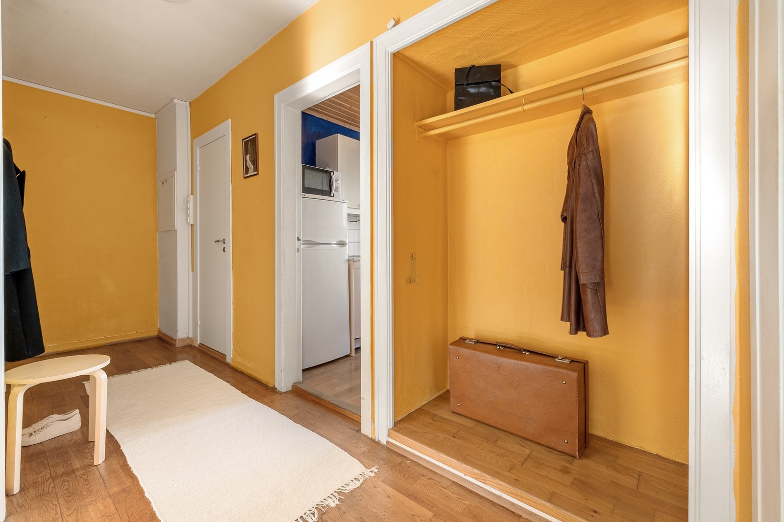 Entréen måler 6,5 kvm og har god plass til sko- og yttertøy. Galleribilde