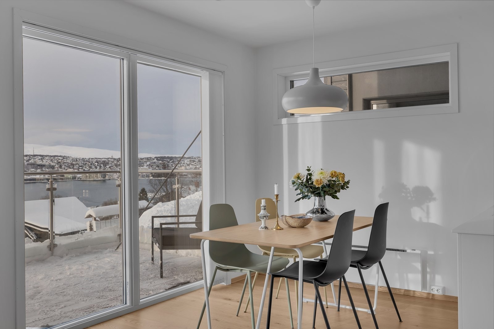 Utgang til vestvendt veranda fra stue Galleribilde