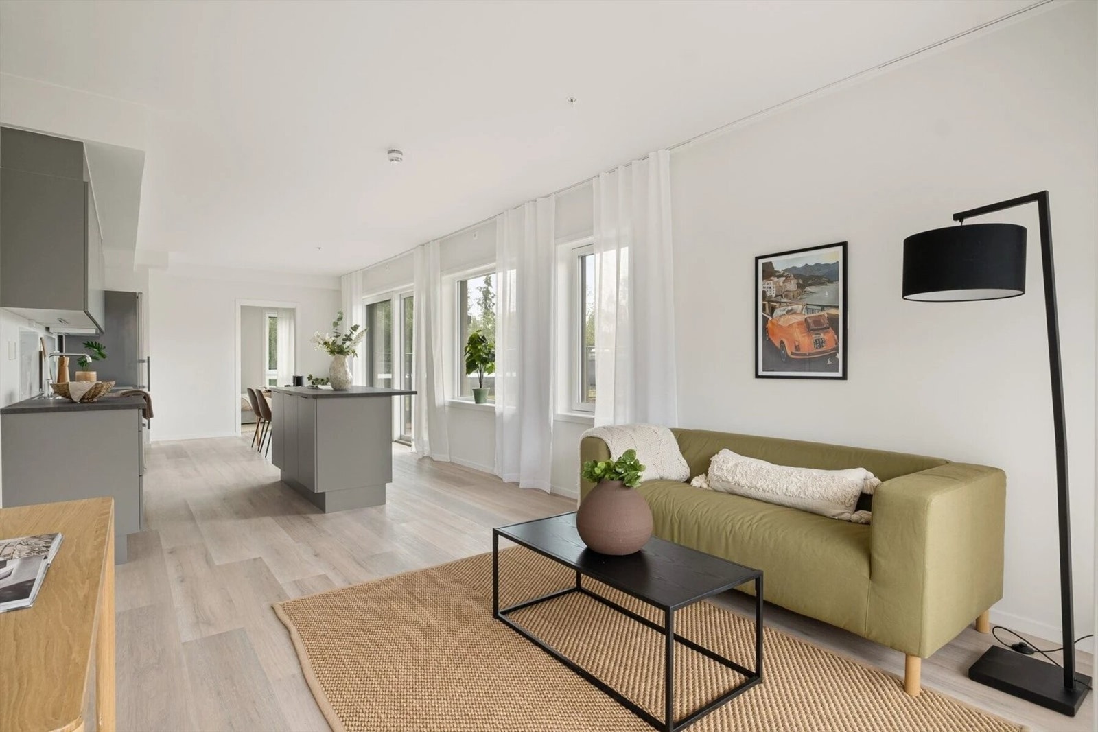 Leilighet er gjennomført med slette, malte vegger og lyse gulv, som gir en lys og god atmosfære Galleribilde