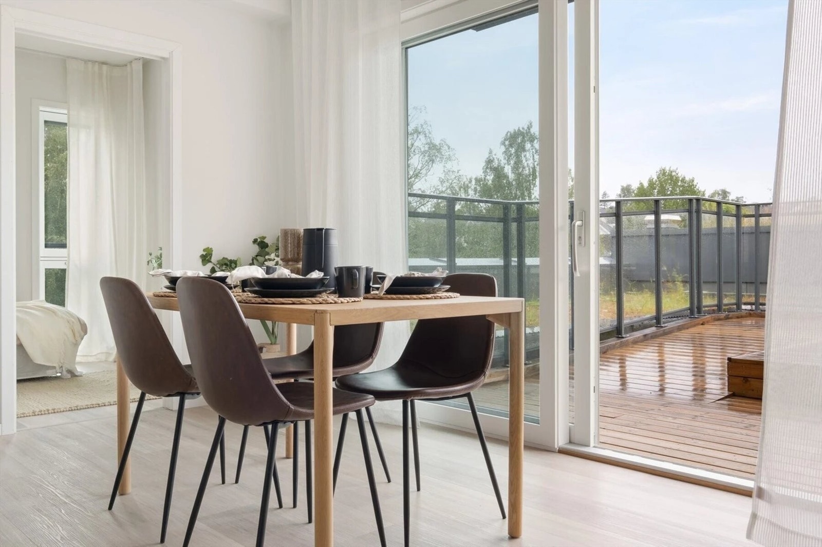 Det er god plass til å samle venner og familie til et godt måltid - Utgang til privat takterrasse Galleribilde