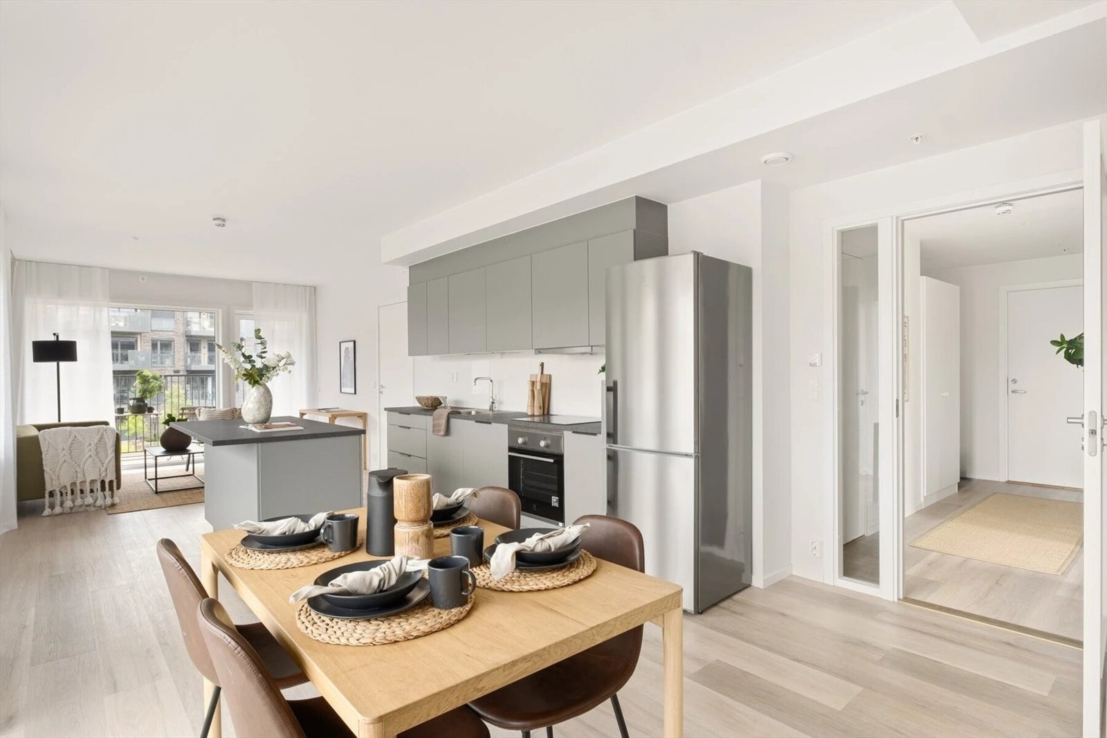 En gjennomgående og meget smakfull 4-roms toppleilighet med attraktivt beliggenhet på Brattlikollen. Galleribilde