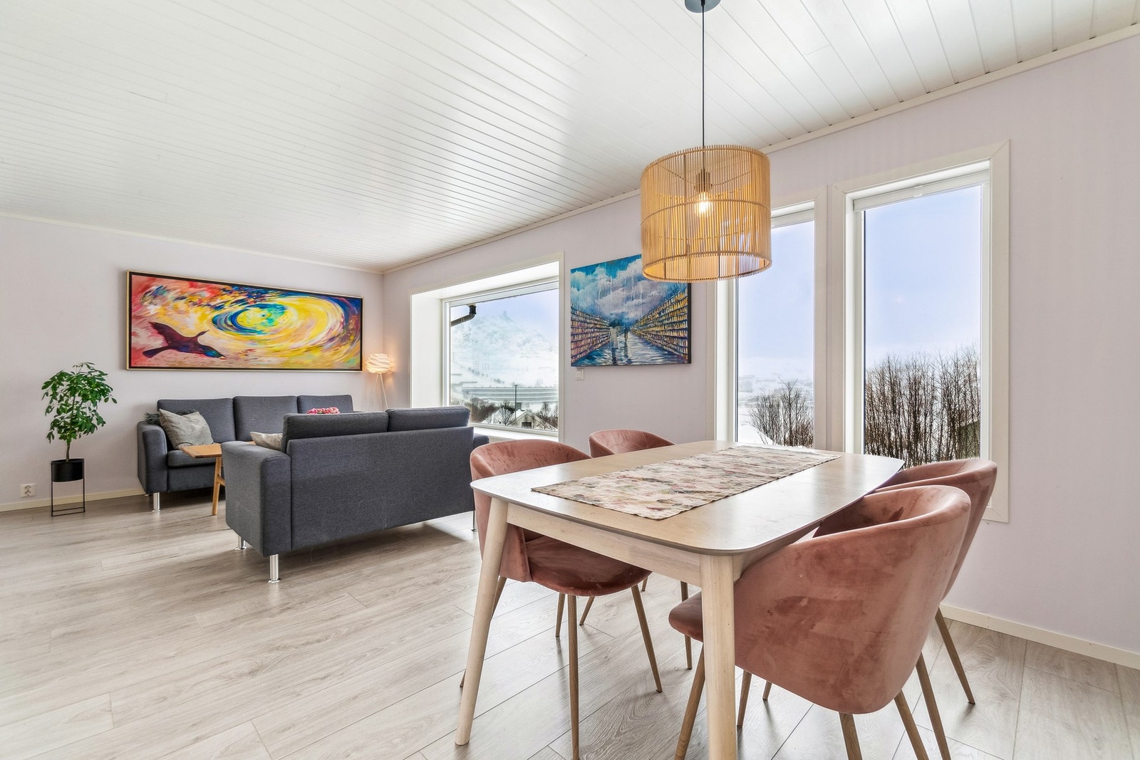 Store vinduer slipper inn naturlig lys som komplimenterer stuens utførelse og som gir deg muligheten til å nyte en flott utsikt mot Storvannet. Galleribilde