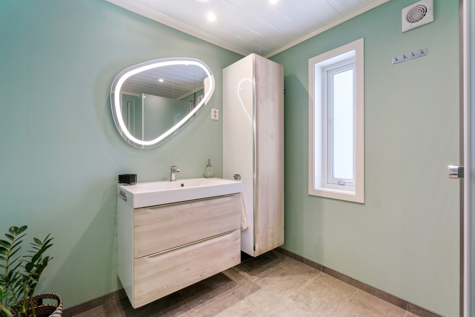 Badet ble modernisert i 2017 og har bl.a. en stilren baderomsinnredning, toalett, og dusjsone med glassdører. Galleribilde
