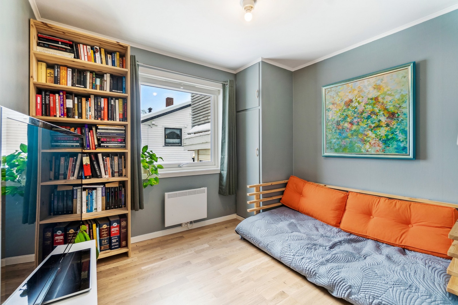 Samtlige soverom gir deg rom til å plassere en dobbeltseng og fortsatt ha god plass til øvrig innredning, og rommene kan fint benyttes til andre oppholdsformål ved behov. Galleribilde