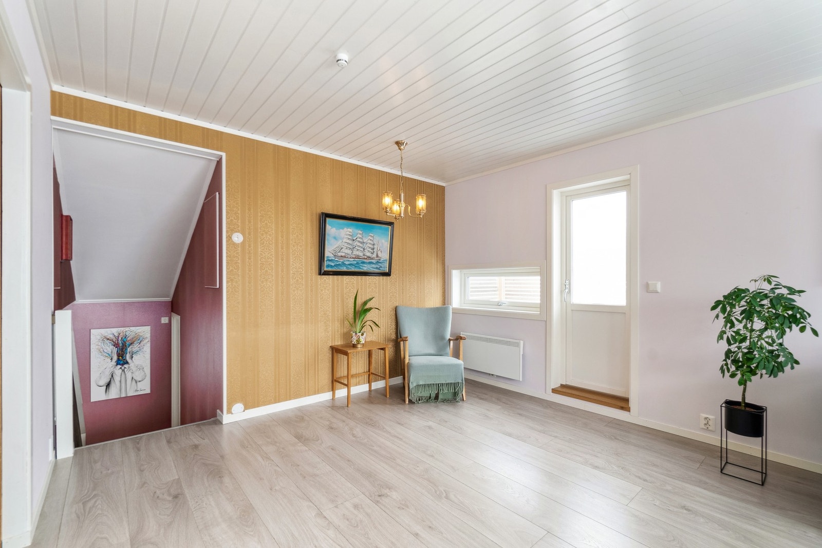 Du kan enkelt tilpasse området for både avslapning og sosiale sammenkomster, og med gode veggplasser får du frihet til å plassere sofa, TV og hyller etter eget ønske. Galleribilde