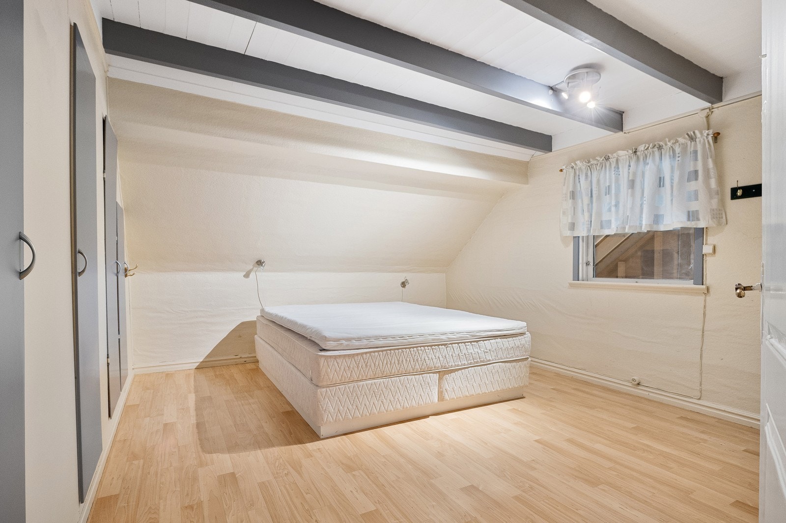 Hovedsoverom med plassbygde garderobeskap Galleribilde