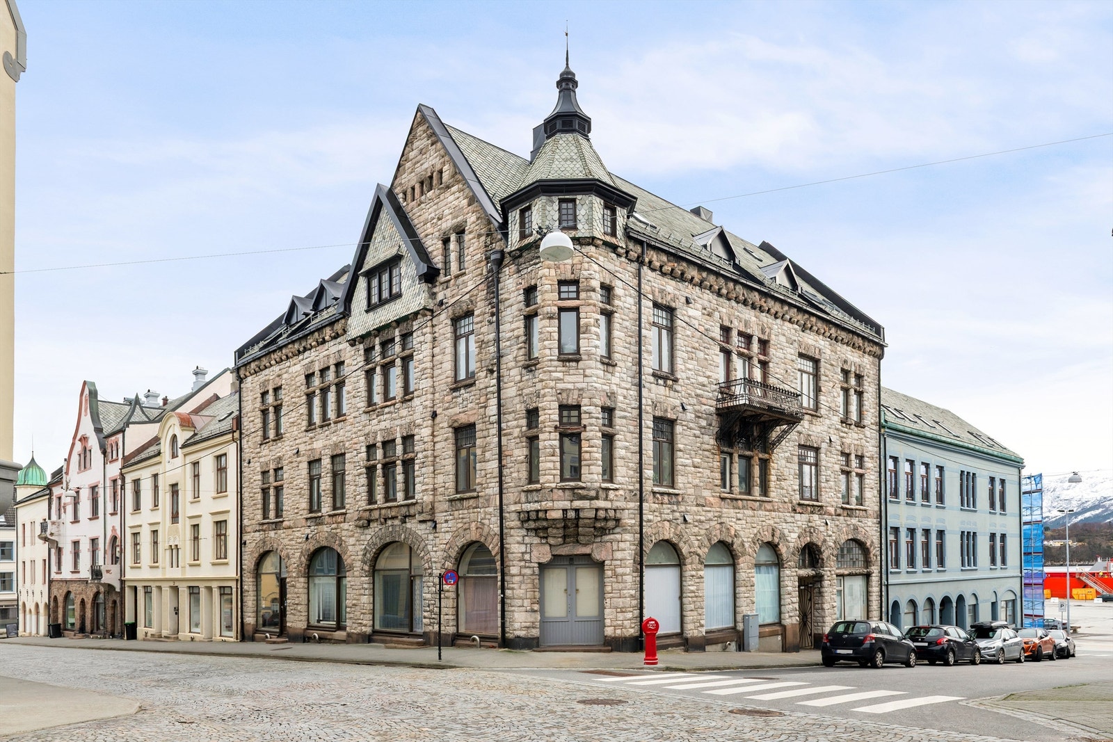 Leiligheten er beliggende i 4. etasje i en flott bygård i Kirkegata på Aspøya Galleribilde