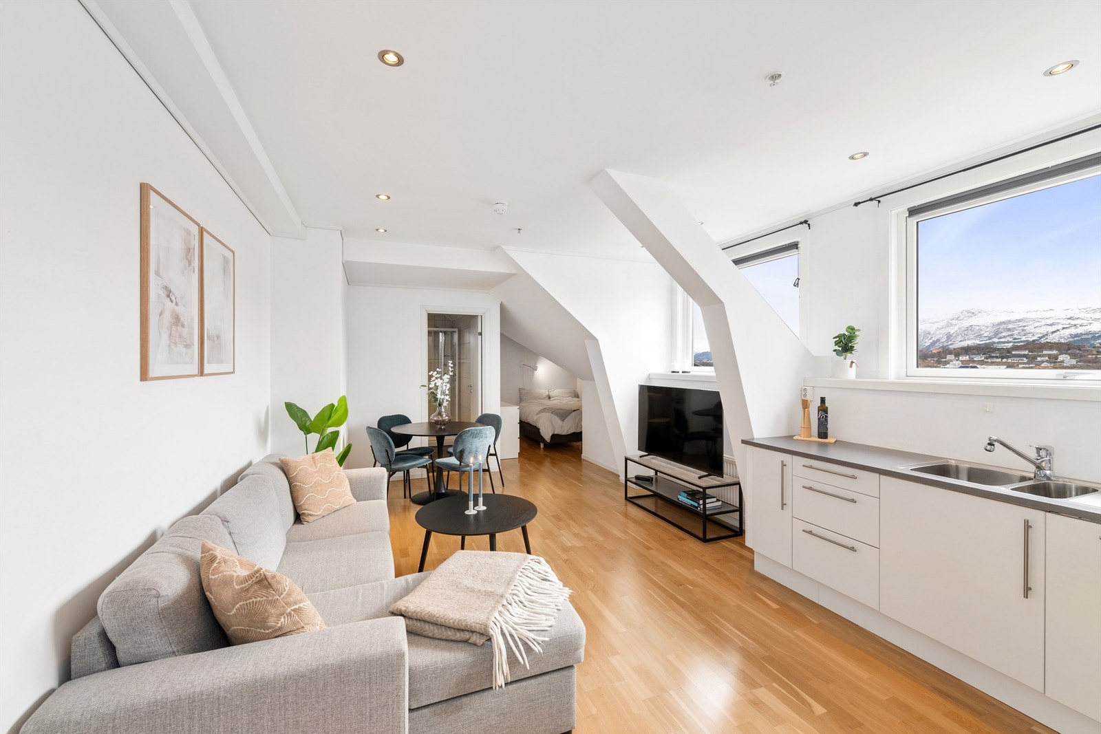 Krogsveen Sunnmøre v/Eiendomsmegler Camilla Christensen har gleden av å presentere en lys og arealeffektiv 1-roms leilighet med fjernvarme i hjertet av Ålesund sentrum Galleribilde