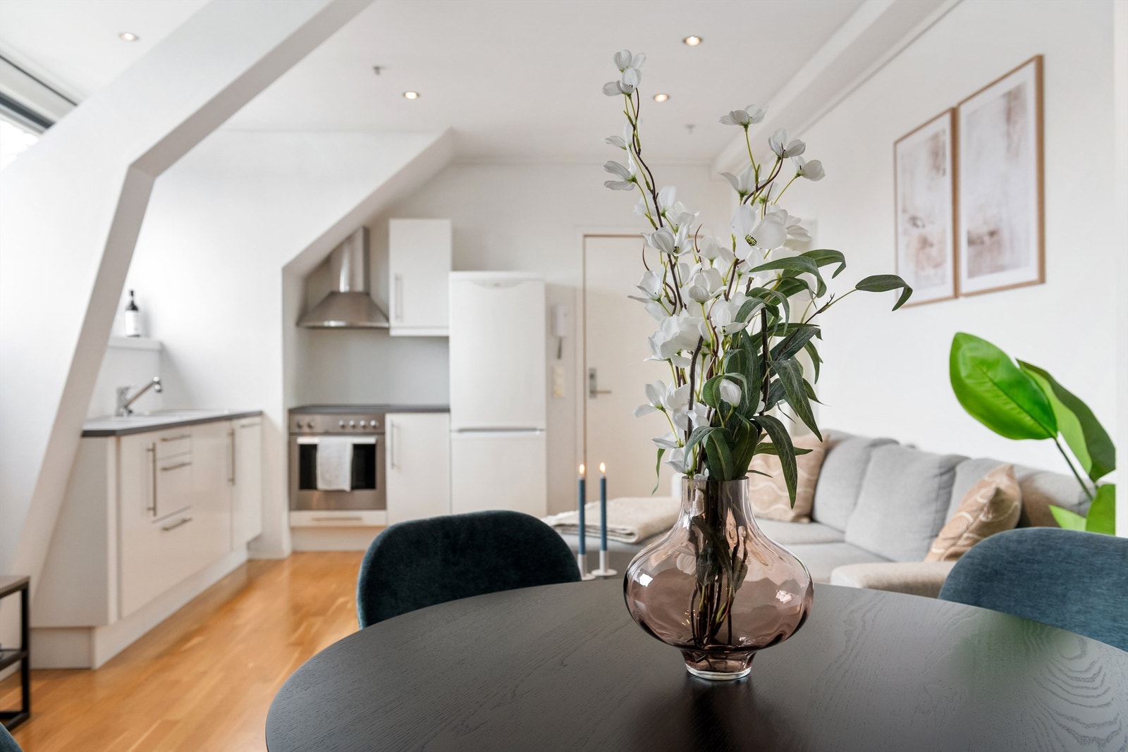 Fra spiseplass mot kjøkken Galleribilde