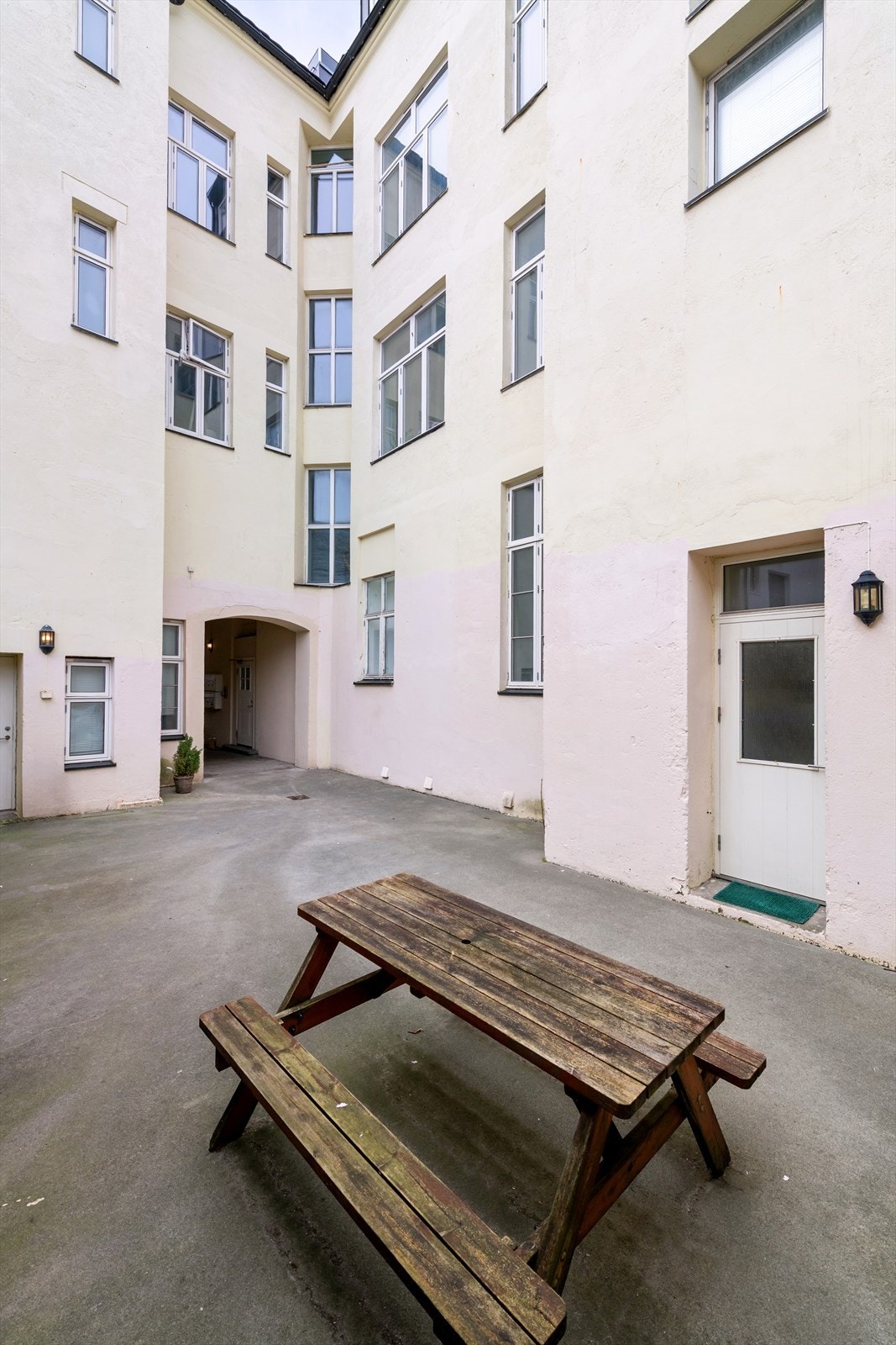 Felles uteplass i bakgård for beboerne i borettslaget Galleribilde