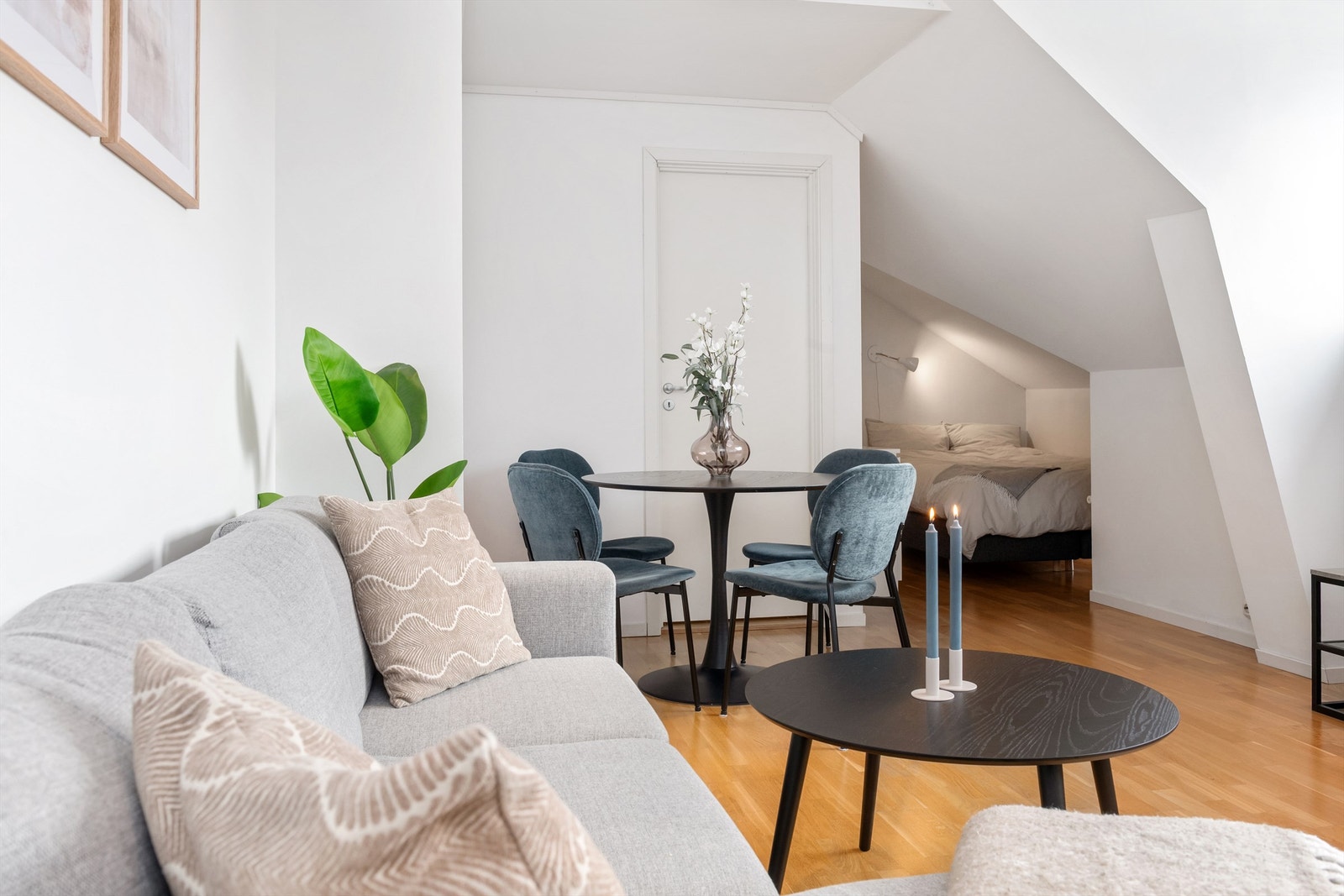 Leiligheten har lyse vegger og tregulv, noe som gir en luftig og innbydende følelse Galleribilde