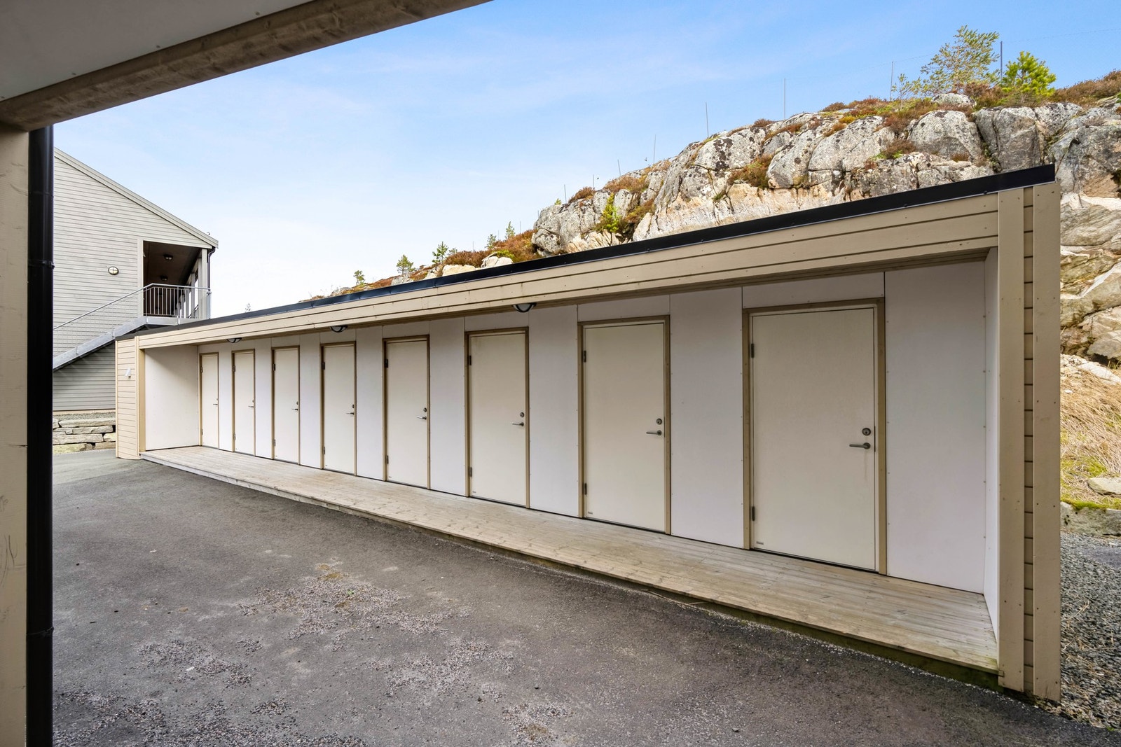 Disponerer bod på baksiden av bygget. Parkering på felles biloppstillingsplass Galleribilde
