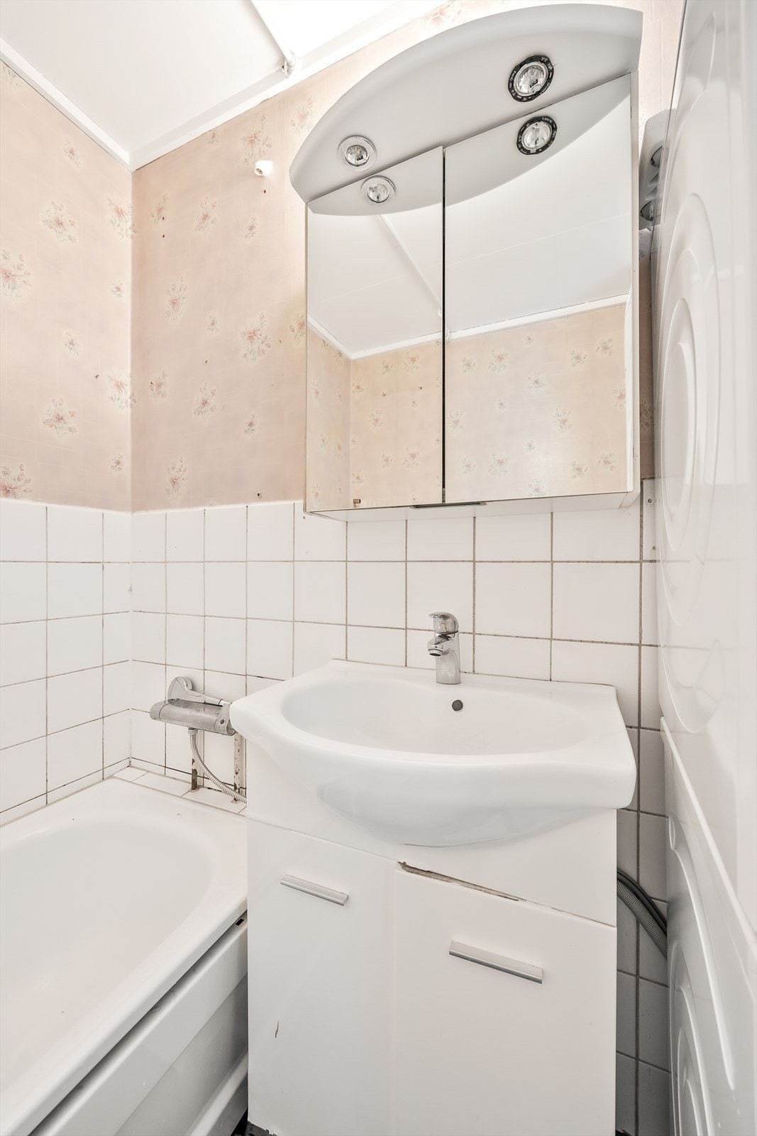 På badet er det god oppbevaringsplass i skapet over vasken Galleribilde