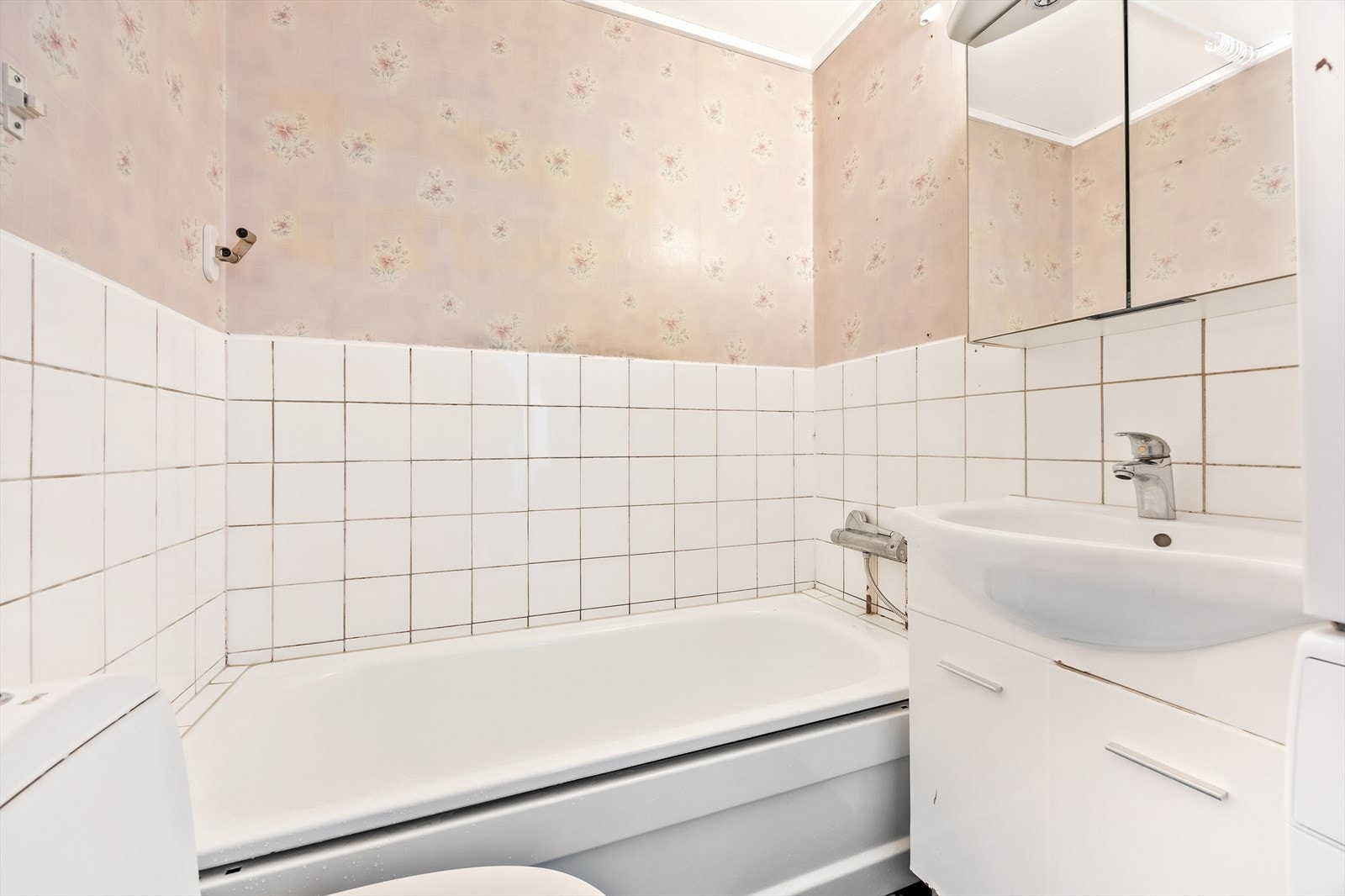 Badet er effektivt brukt og har badekar og dusj Galleribilde