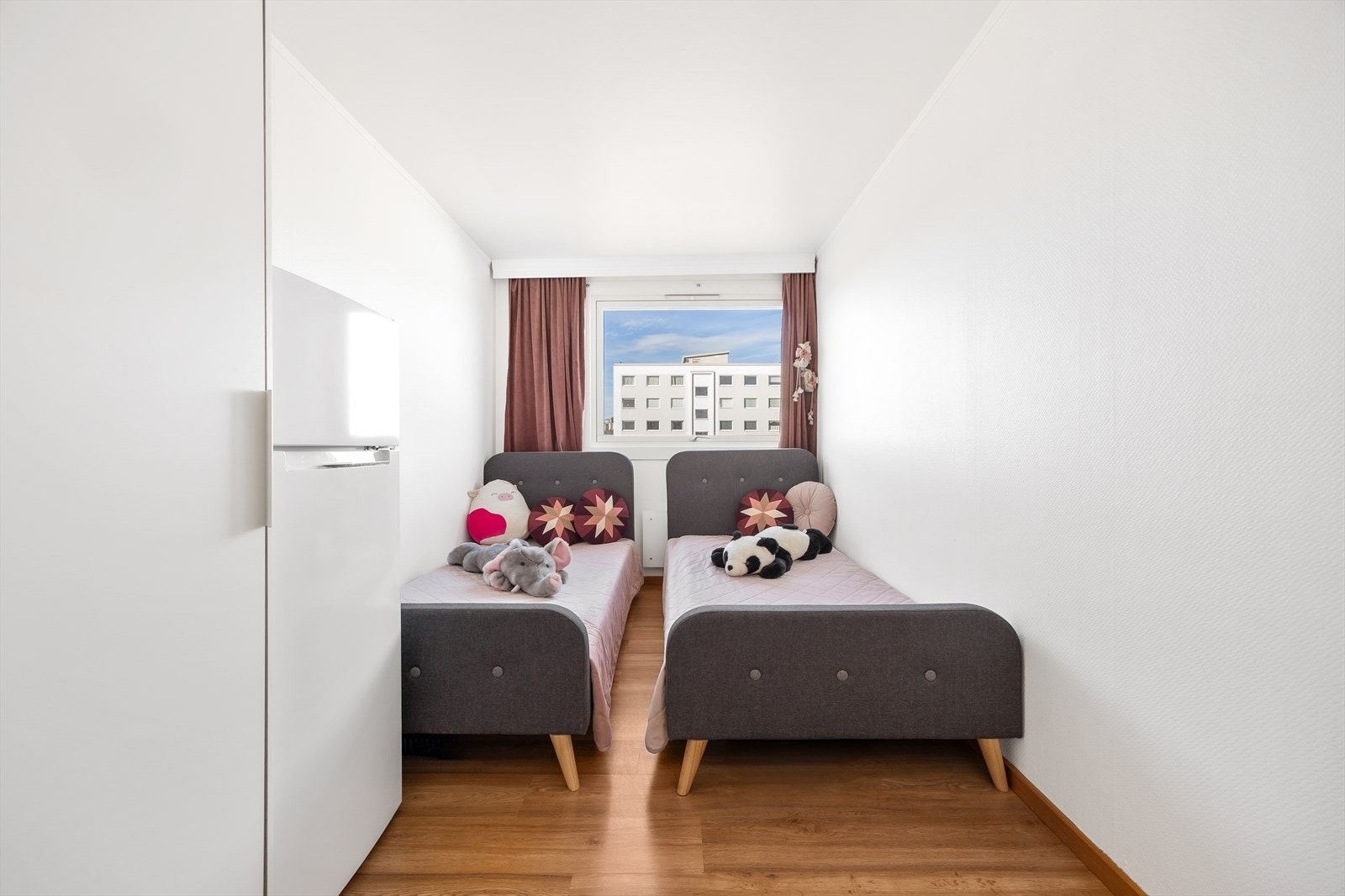 Soverom 2 har god plass og passer perfekt som barnerom Galleribilde