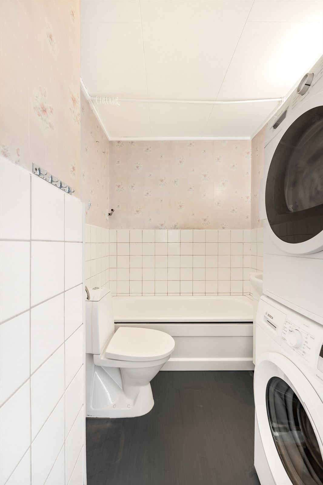 På badet er det plass til både tørketrommel og vaskemaskin Galleribilde