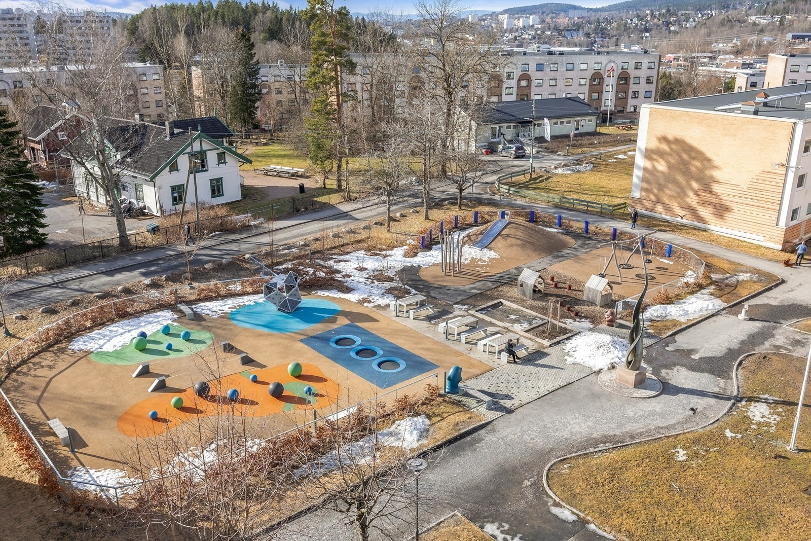 Lekeplass i nærheten for barnas glede Galleribilde
