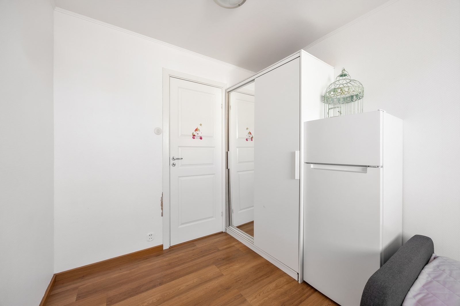 På barnerommet er det et stort garderobeskap med mye oppbevaringsplass Galleribilde