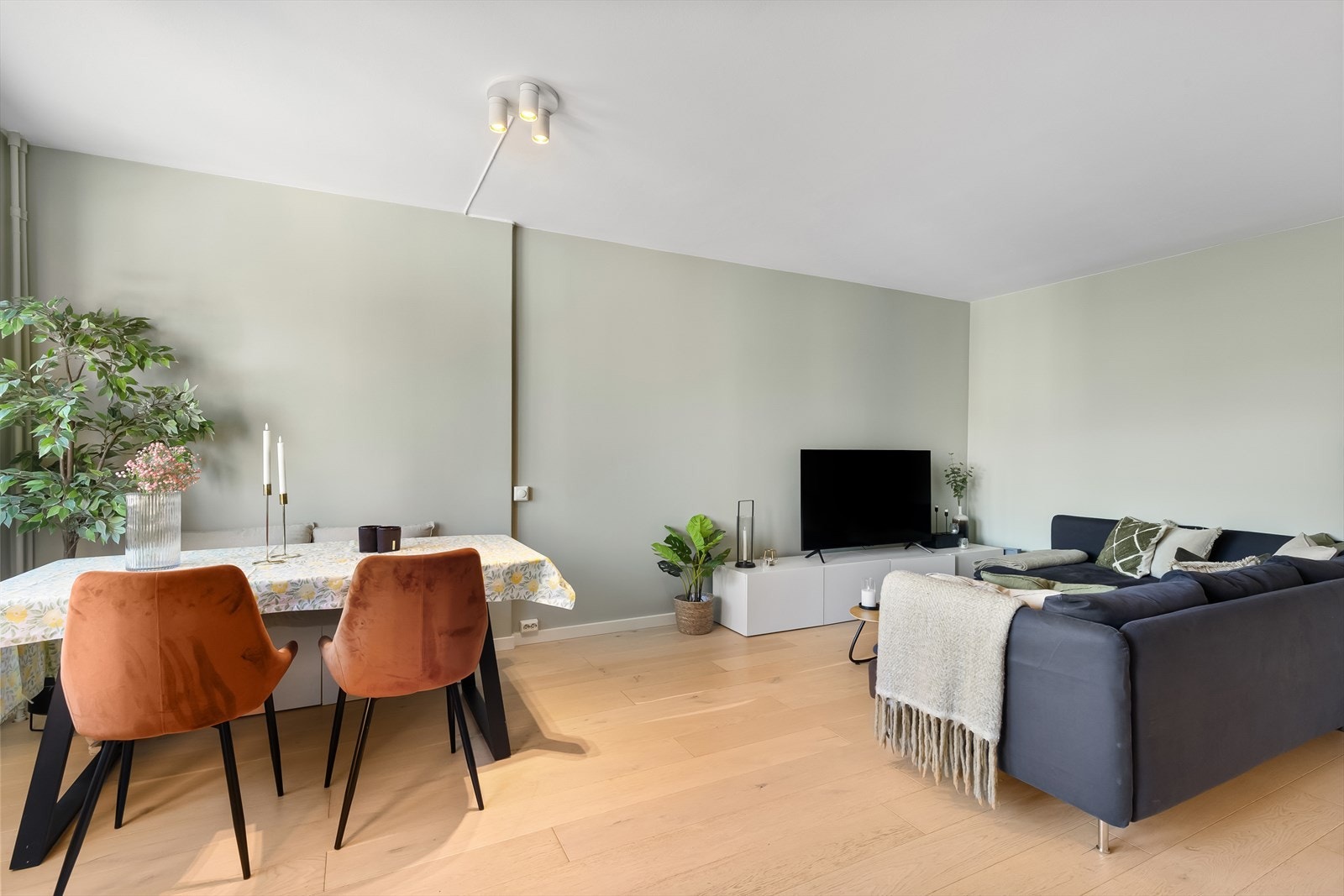 Boligen har enstavs parkett i entré, stue/kjøkken og soverom, noe som gir et helhetlig og tidløst uttrykk. Galleribilde