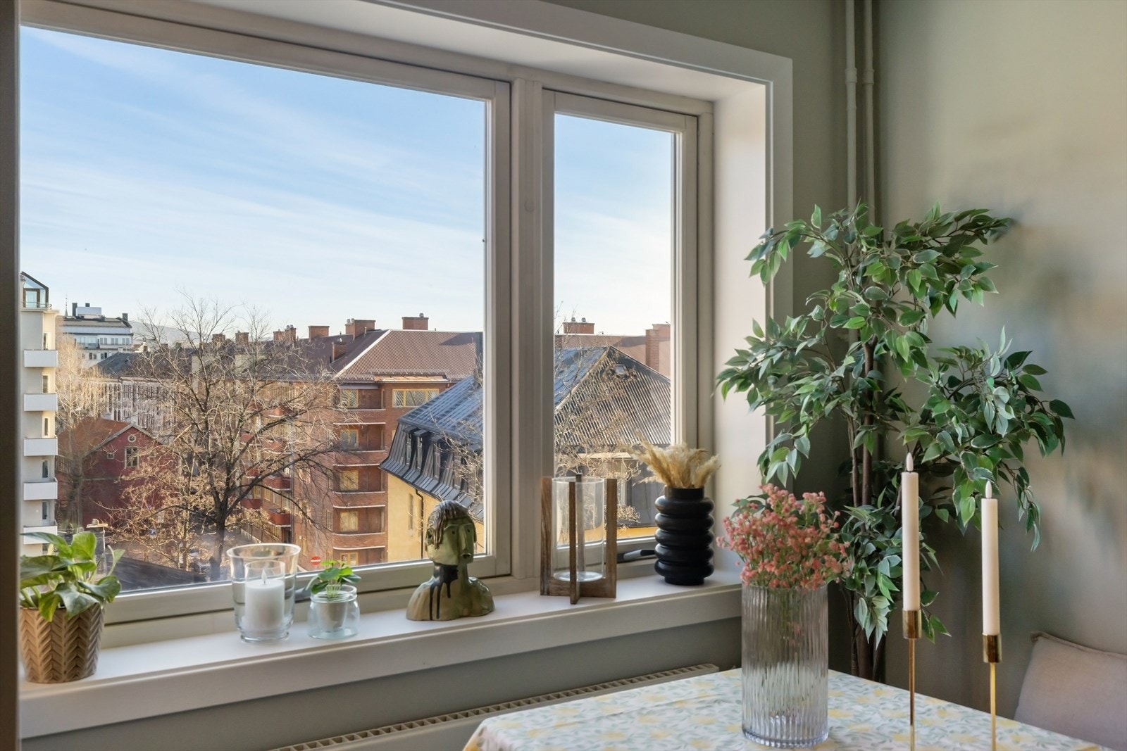 Området består av vakre bygårder og er ettertraktet for sin nærhet til sentrum, samt de idylliske parkene ved Uranienborg kirke og Langaardsløkken, begge bare en kort spasertur unna. Galleribilde