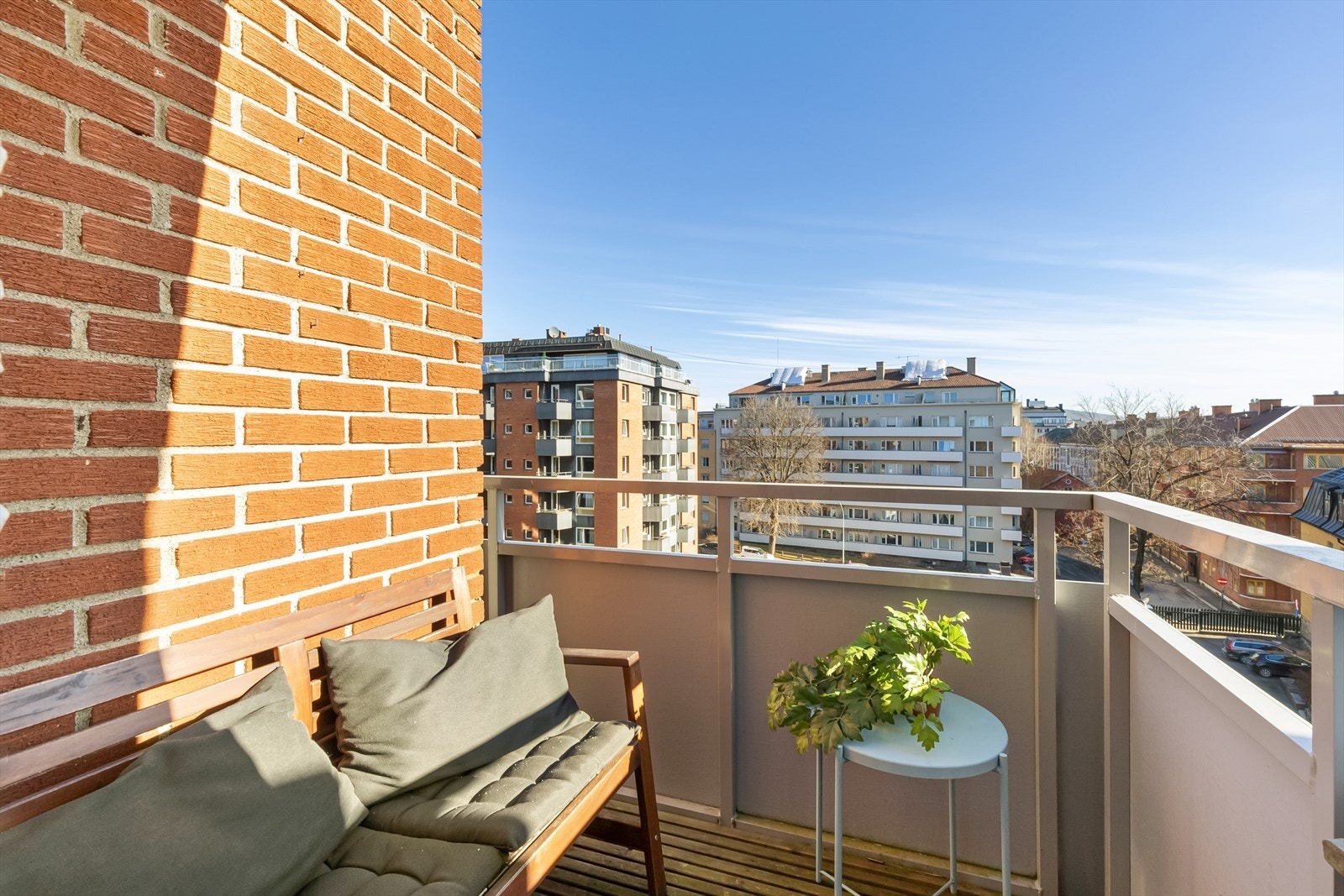 Denne innbydende leiligheten på Majorstuen har gjennomgått flere oppgraderinger, der moderne løsninger kombineres med funksjonelle detaljer. Galleribilde