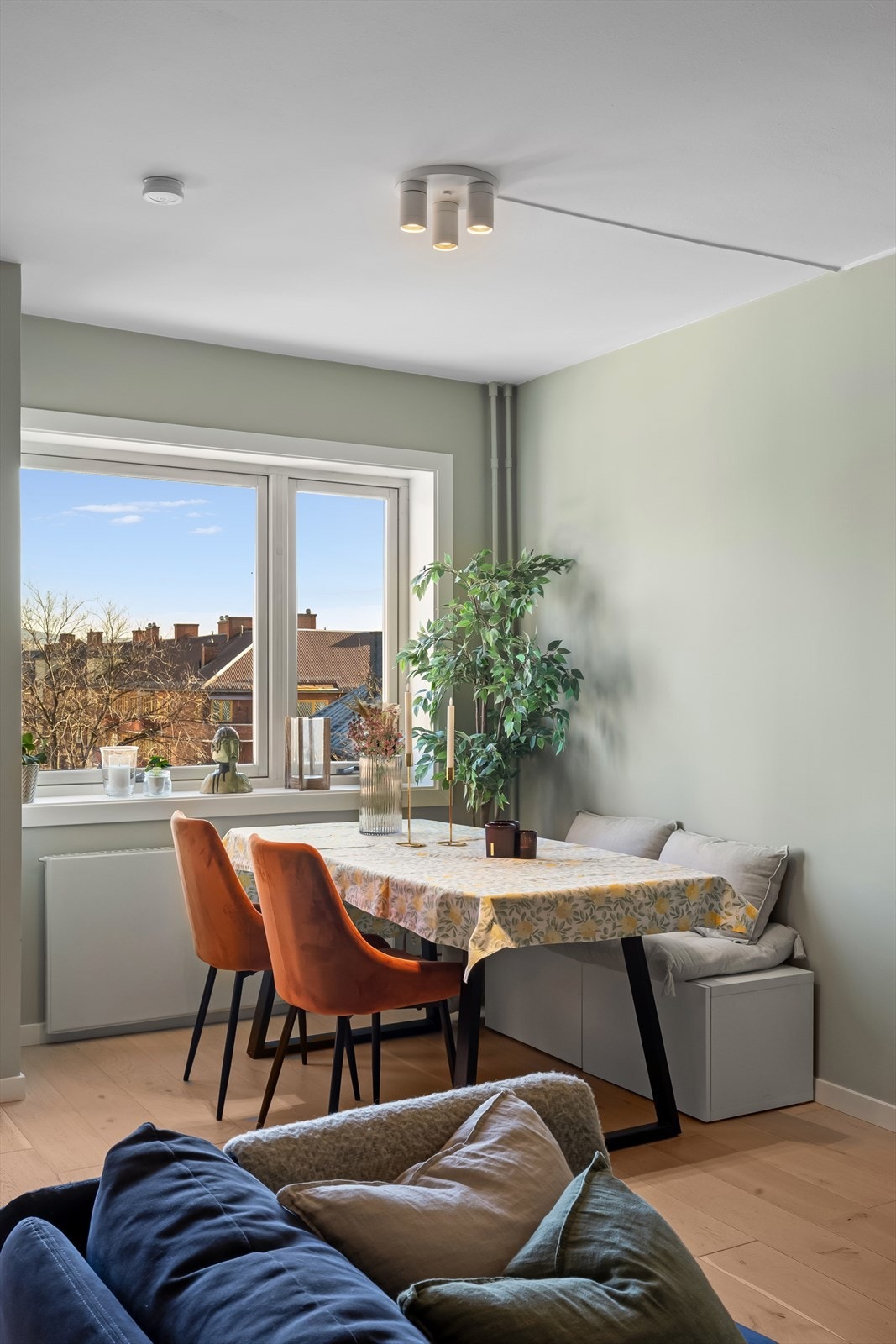 Leiligheten varmes opp av radiatorer i stue/kjøkken og soverom, med forsyning av varmtvann fra fjernvarmeanlegg. Galleribilde