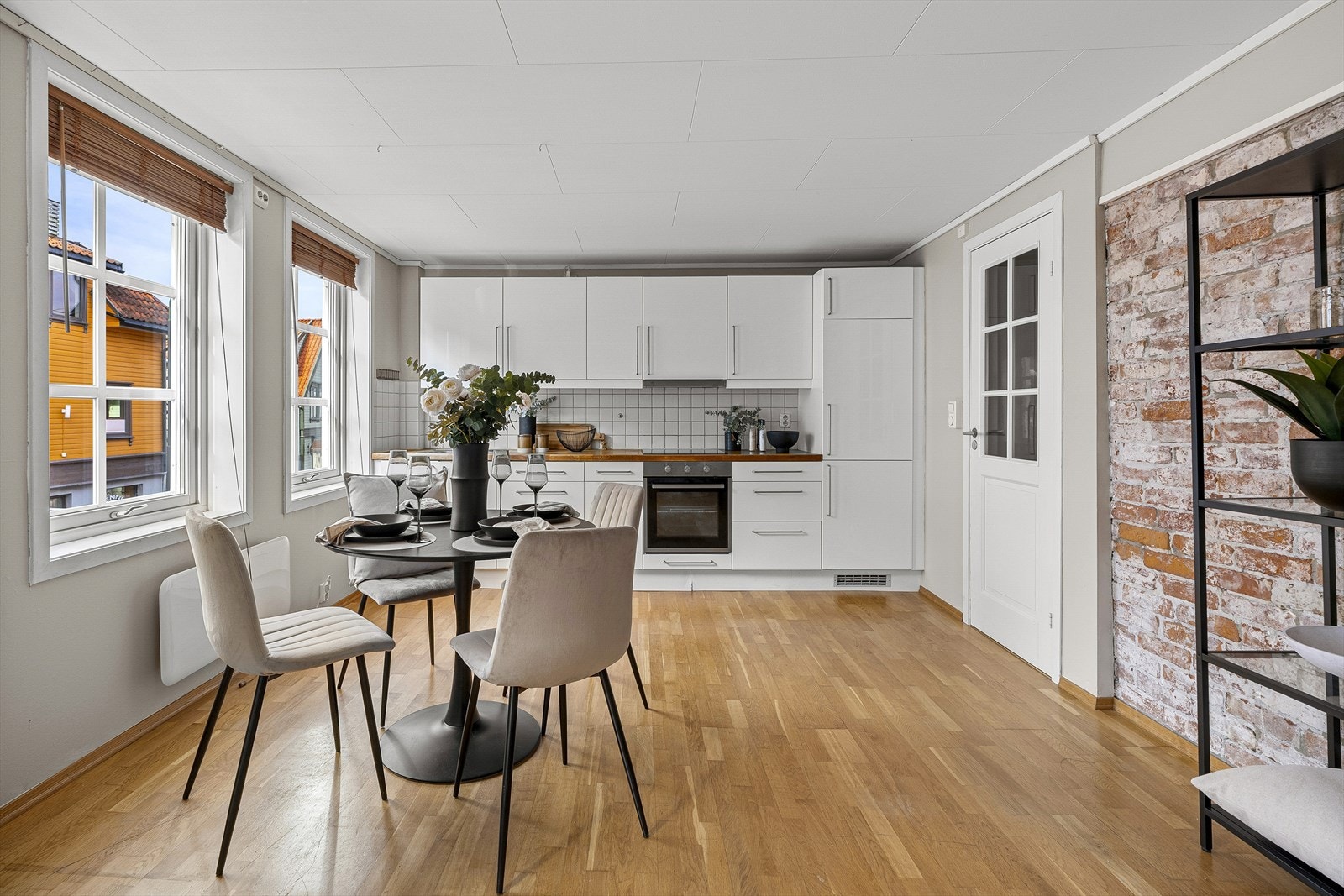 Den originale teglsteinveggen er ivaretatt og er et flott blikkfang i rommet. Galleribilde