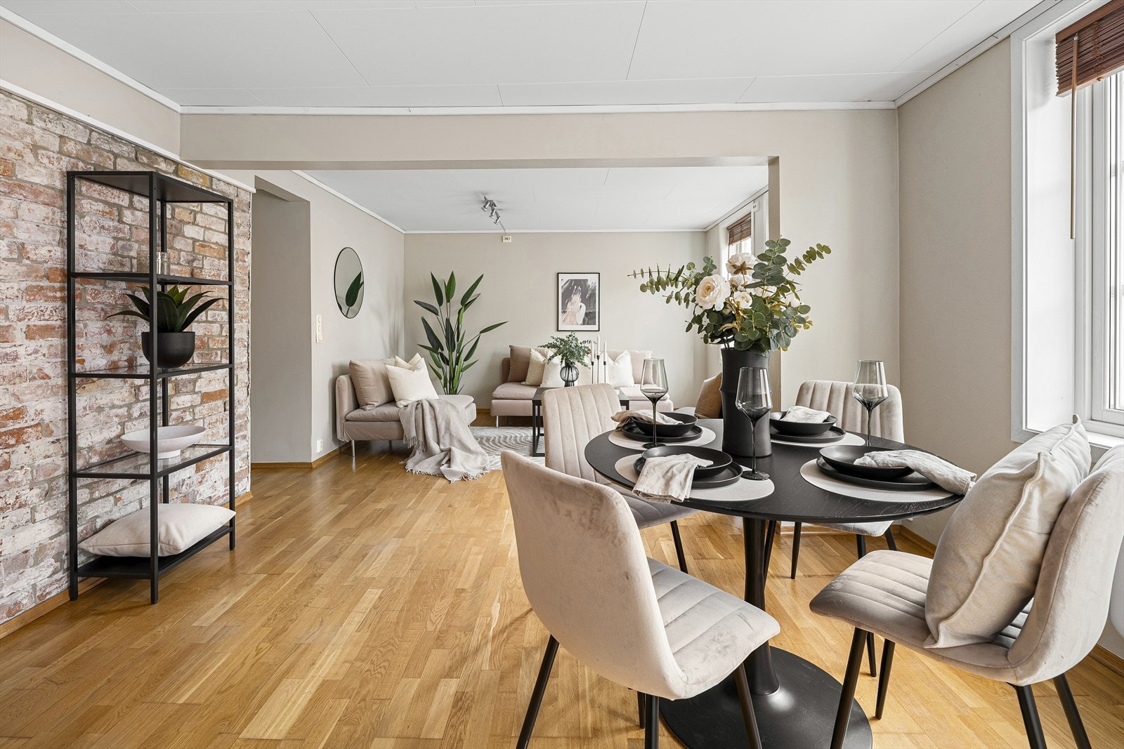 Boligen har eikeparkett på gulv. Veggene er nymalt i Jotuns delikate washed linen. Galleribilde