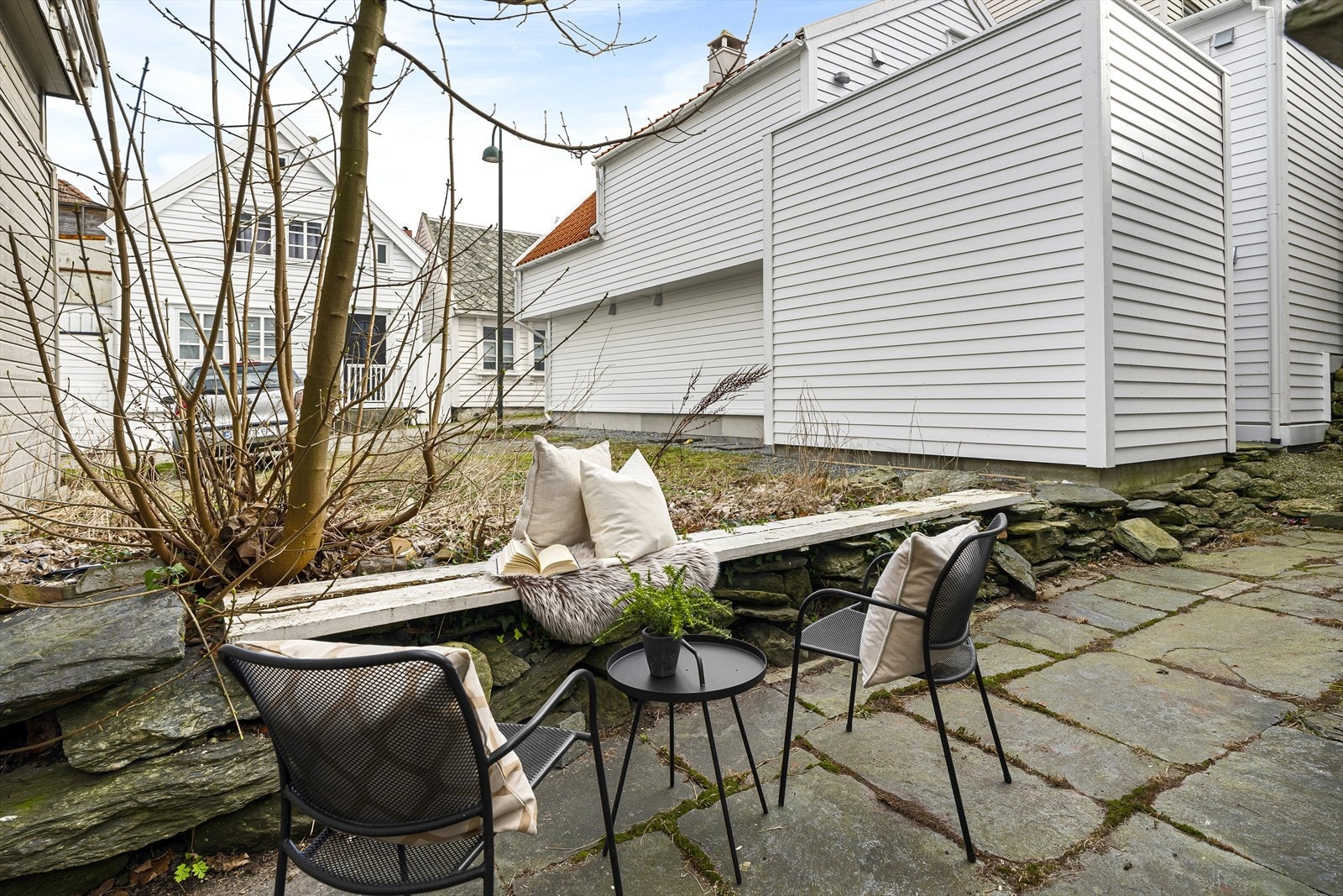 Eiendommen har en liten bakgård som kan bli veldig koselig med litt kjærlighet - Her er det flere muligheter! Galleribilde
