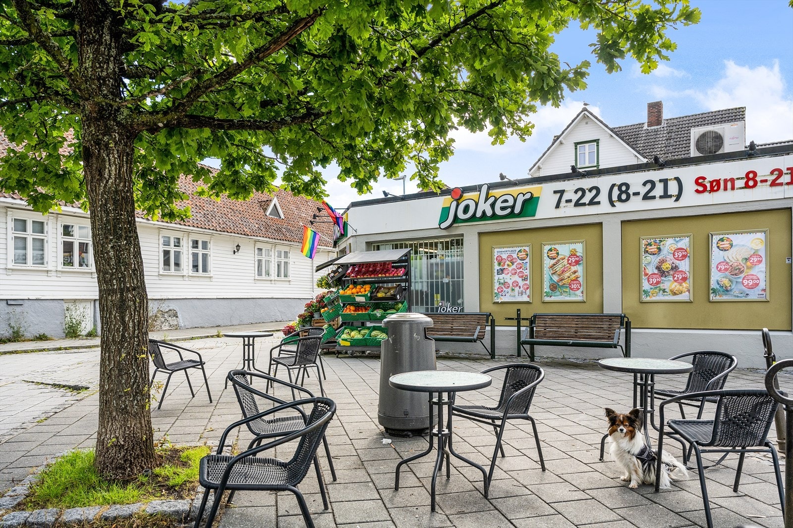 Nærbutikken Joker som har søndagsåpent ligger i kort gangavstand fra boligen. Her settes det av og til ut kaffe på fine dager. Galleribilde