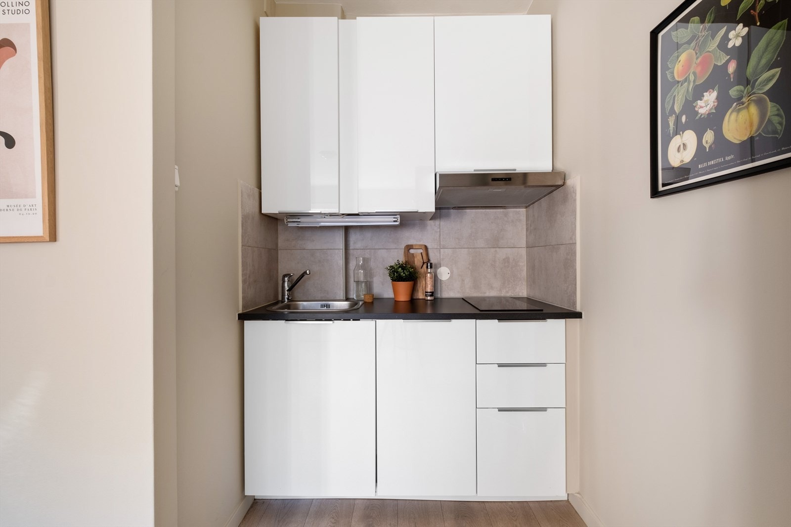 Tidsriktig glatt innredning fra IKEA, soft close, fliser over benk, armatur, laminat benkeplate med nedfelt stålkum og keramisk topp, integrert komfyr, oppvaskmaskin (smal type), kjøleskap. Galleribilde