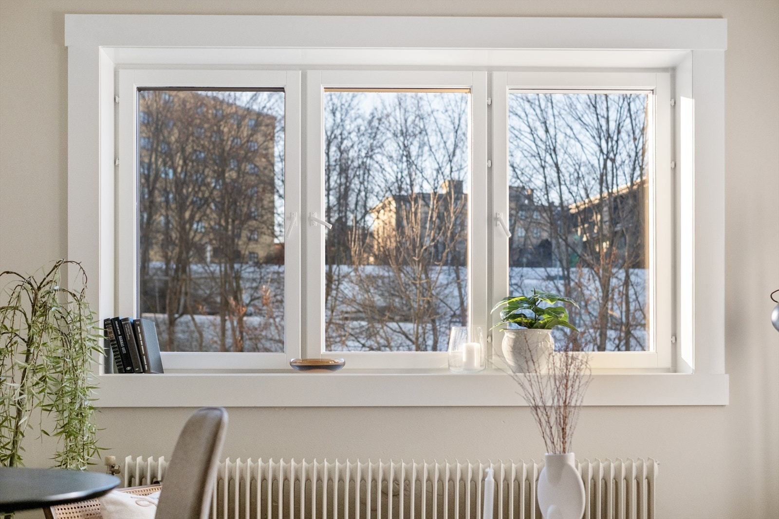 Store vindusflater som gir rikelig med luft og lys. Galleribilde