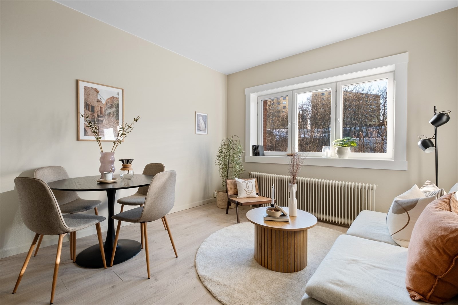 Leiligheten er malt i delikate og tidsriktige farger. Galleribilde