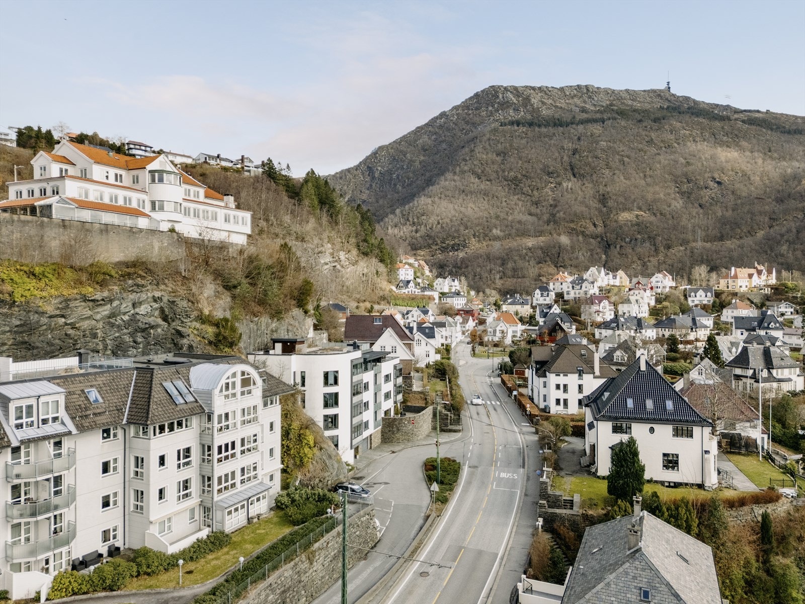 Vil du en tur på byfjellene er veien kort Galleribilde